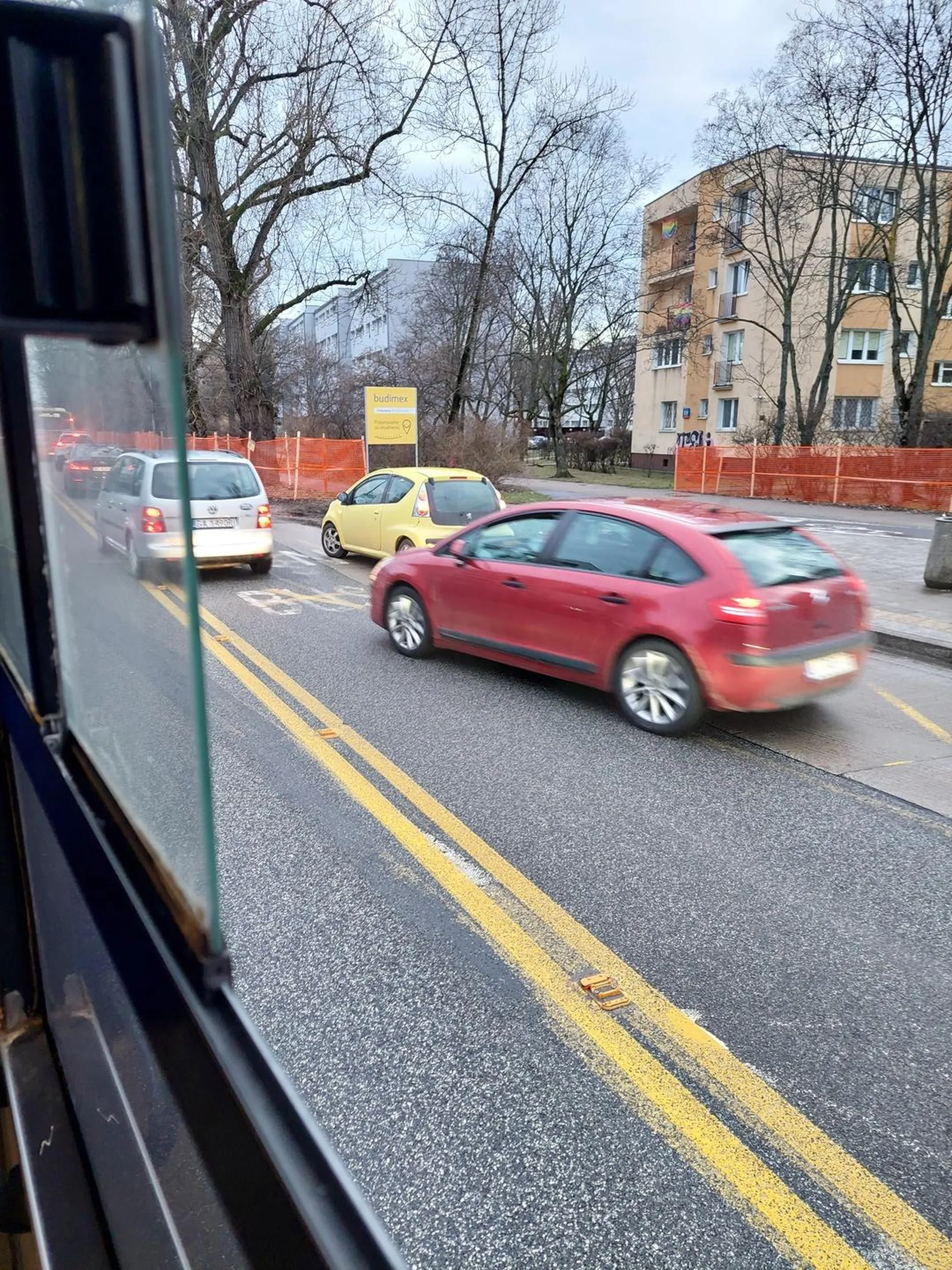 Ulica strasznie zakorkowana z powodu budowy linii tramwajowej do Wilanowa, a ten tu parkuje na zatoczce i zostawia puste auto. Awaryjne oczywiście naprawiają to, że autobusy nie mogą się potem z tej zatoczki wydobyć