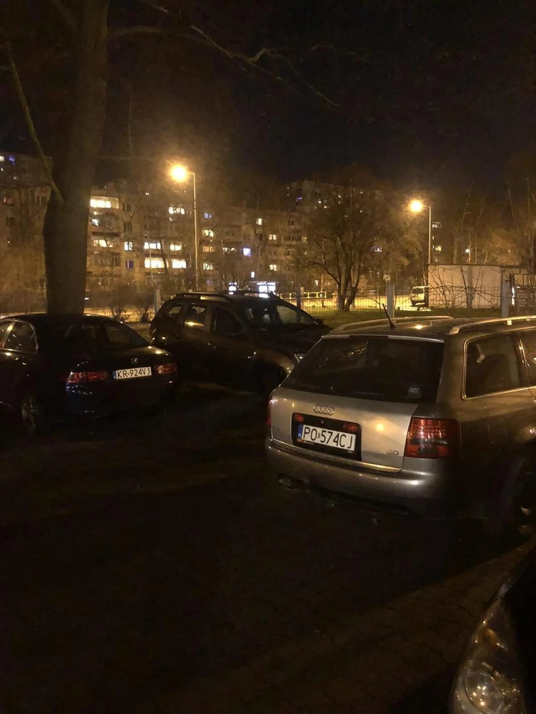 Dureń, zastawia inne samochody na parkingu.