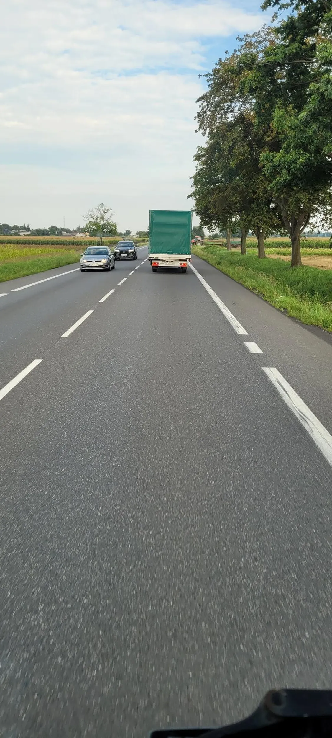 Myślę że to nie właściciel tylko jego tępy podwadny pseudo sobie w czapeczce ! Najpierw wymusza pieszestwo potem gwałtownie hamuje przed ciężarówka potem pokazuje faka i ucieka jedno strzalowiec !!!