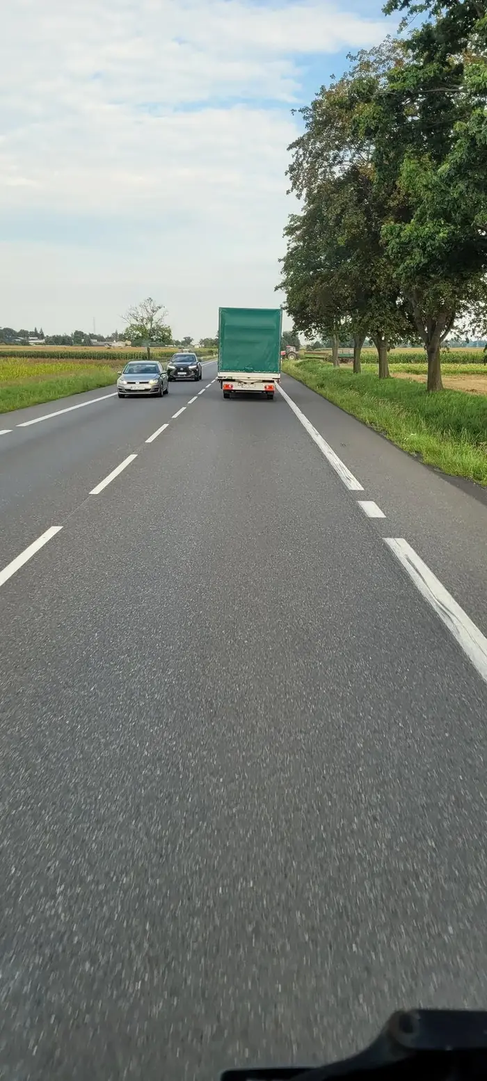 Myślę że to nie właściciel tylko jego tępy podwadny pseudo sobie w czapeczce ! Najpierw wymusza pieszestwo potem gwałtownie hamuje przed ciężarówka potem pokazuje faka i ucieka jedno strzalowiec !!!