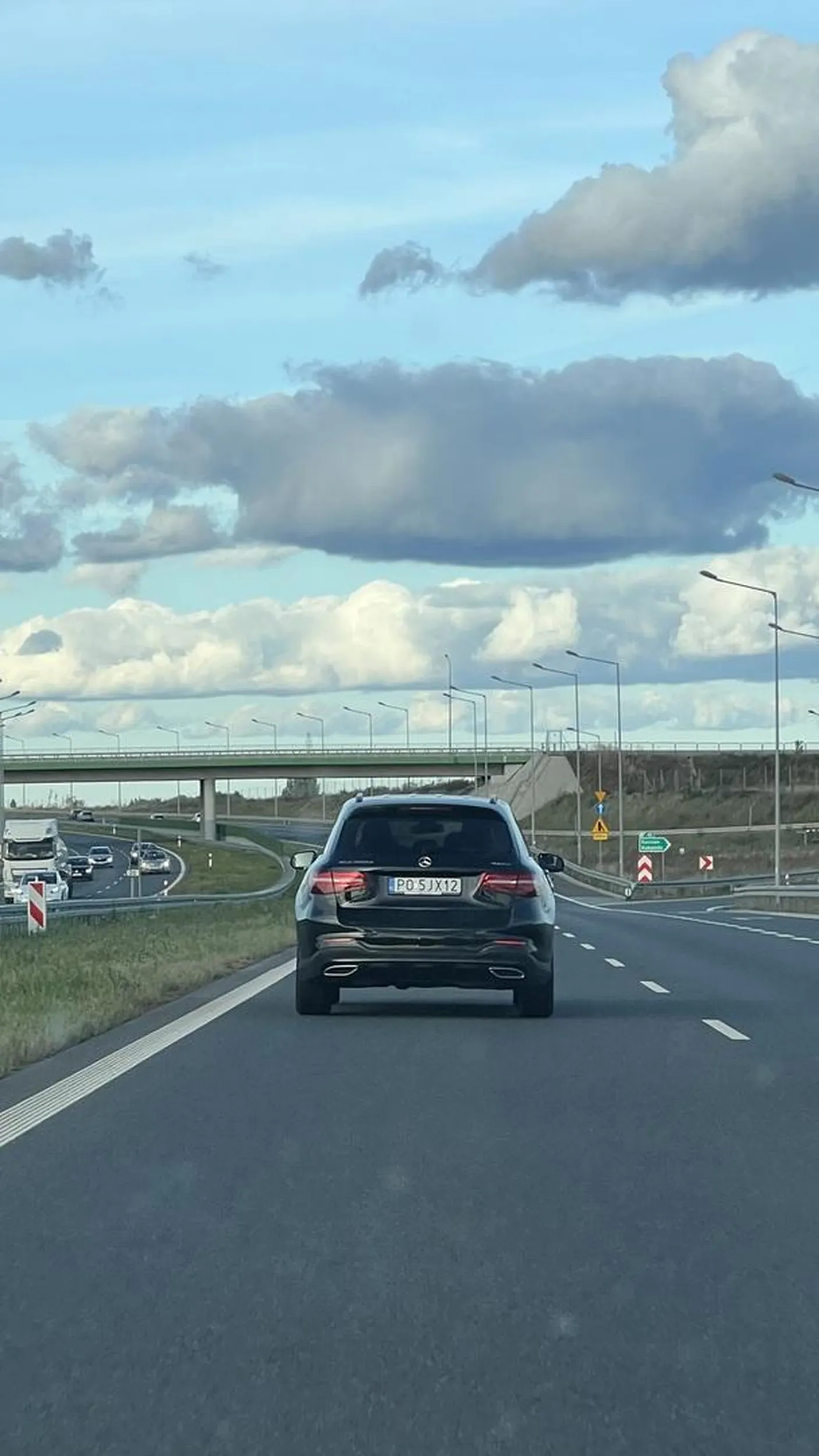 Cała trasę nie włączając kierunkowskazy wyprzedza auta