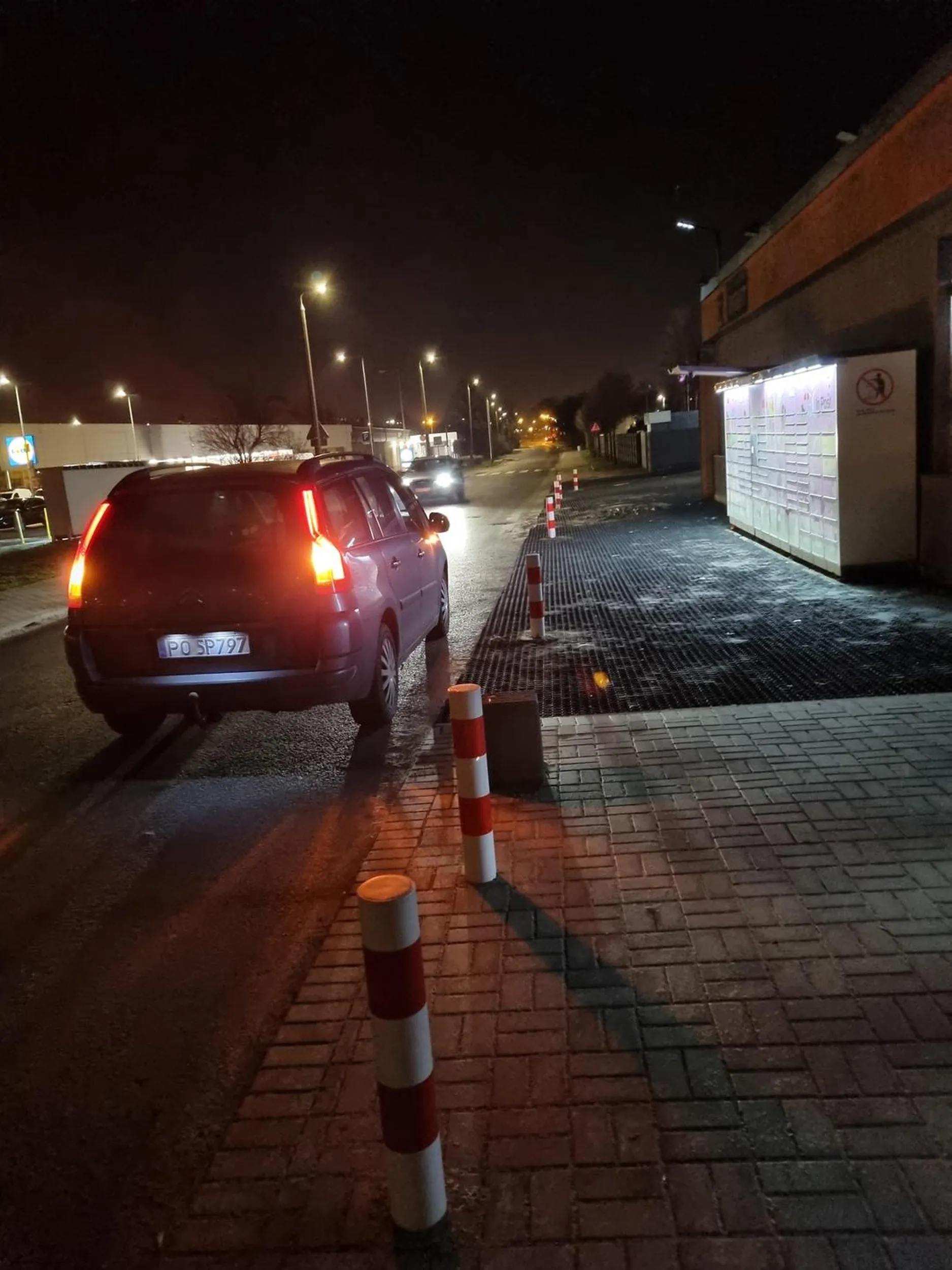 Stanął na drodze na awaryjnych i poszedł do sklepu mając parking obok.