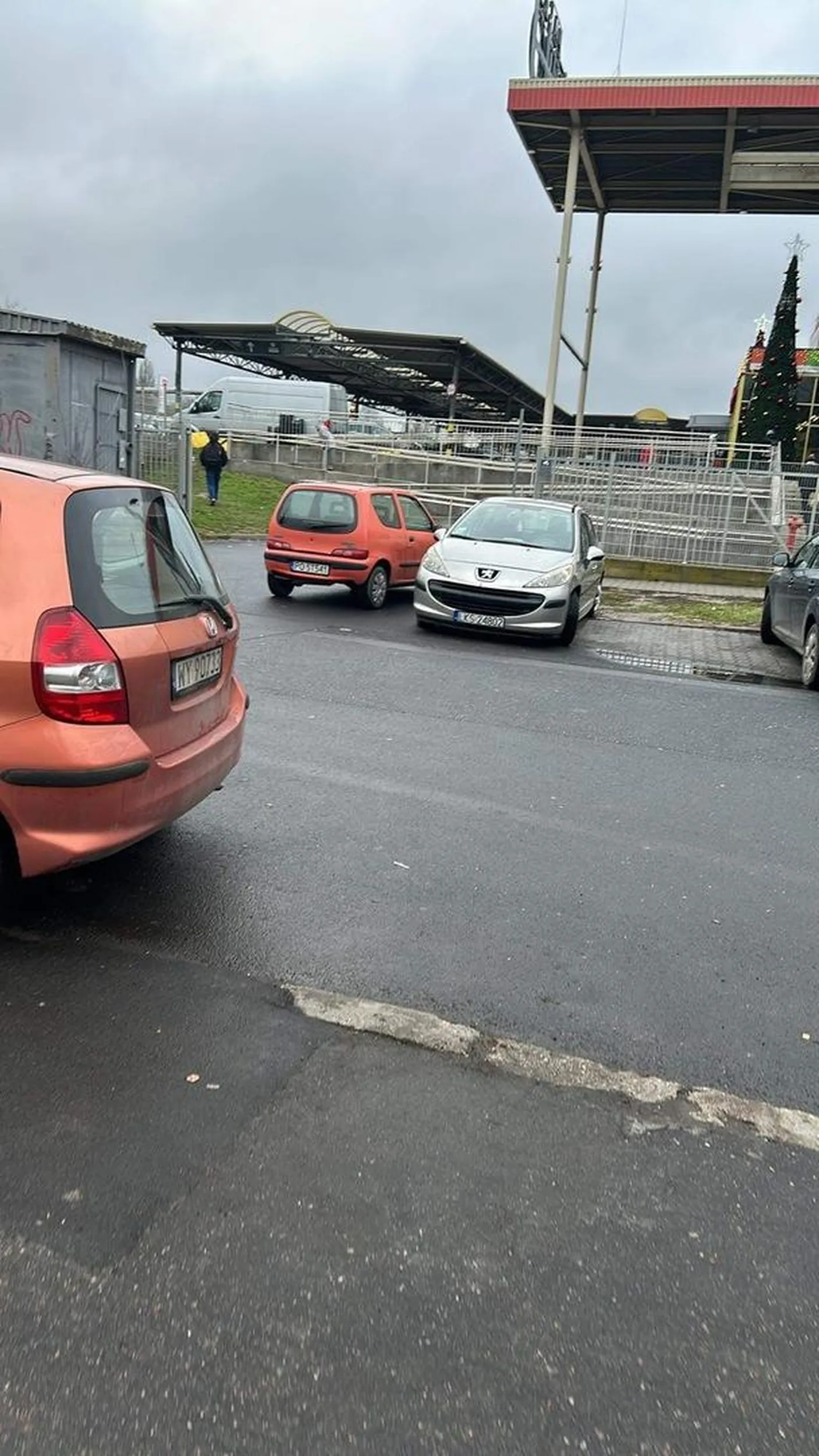 Kierowca tarasuje wjazd. Myśli, że mu wszystko wolno.