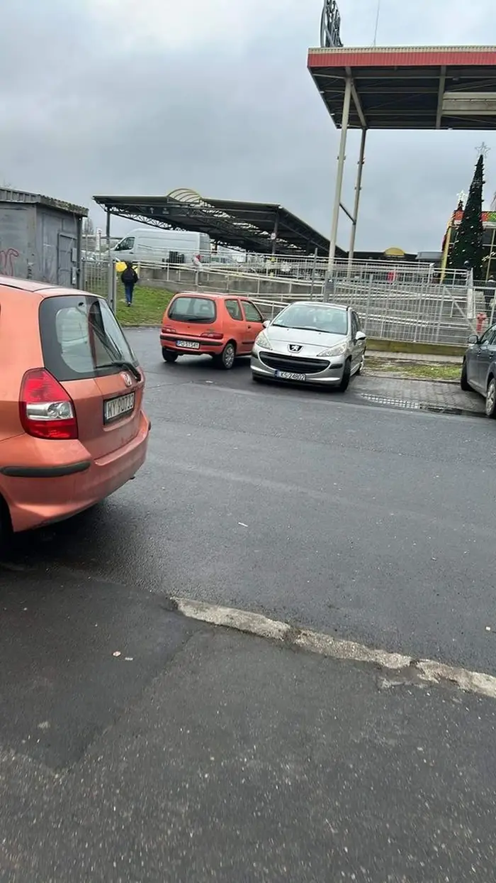 Kierowca tarasuje wjazd. Myśli, że mu wszystko wolno.