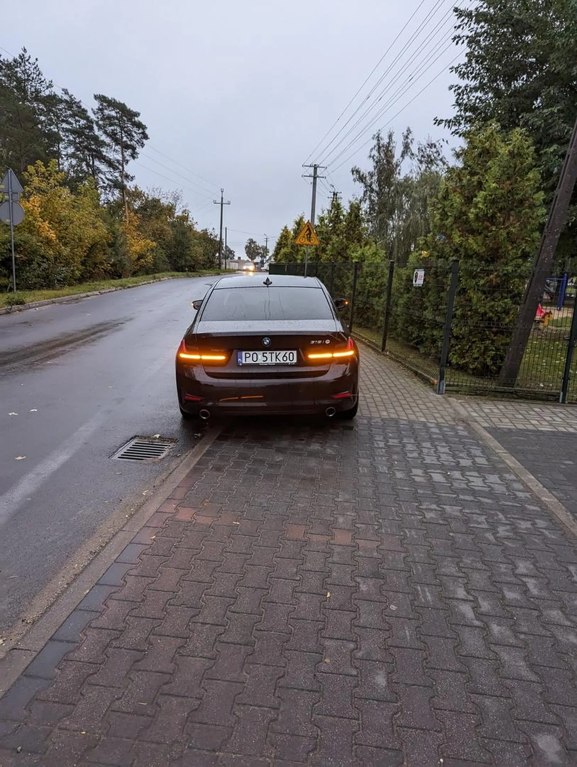 Codziennie tak parkuje nasz przedszkolny kierowca BMW, on może;p