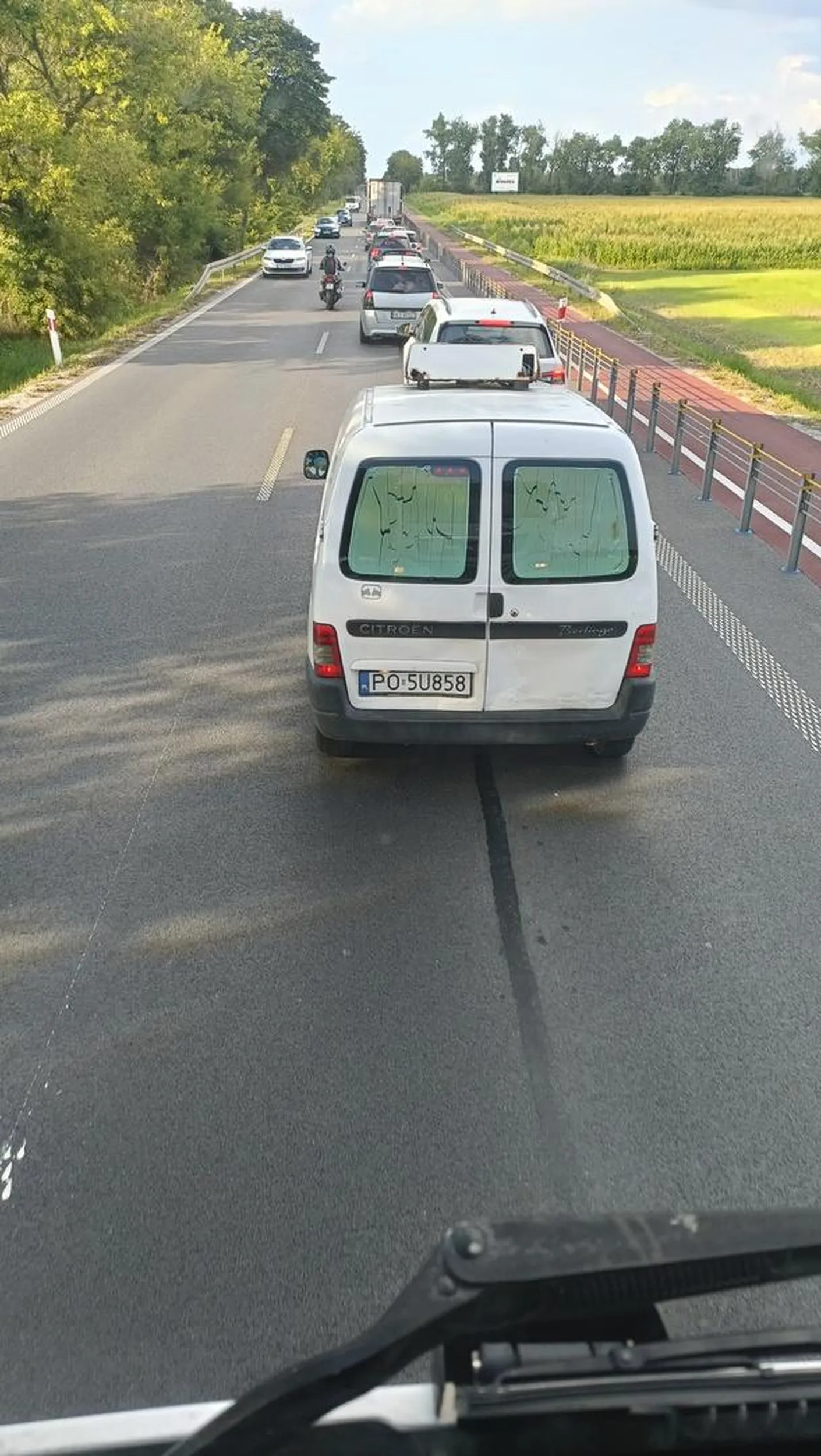 Przyspiesza swoim złomkiem podczas wyprzedzania, gdzie poza tym jedzie 60 i nikt nie może być szybszy od niego, a poza tym BRAK świateł stop w tej padaczce