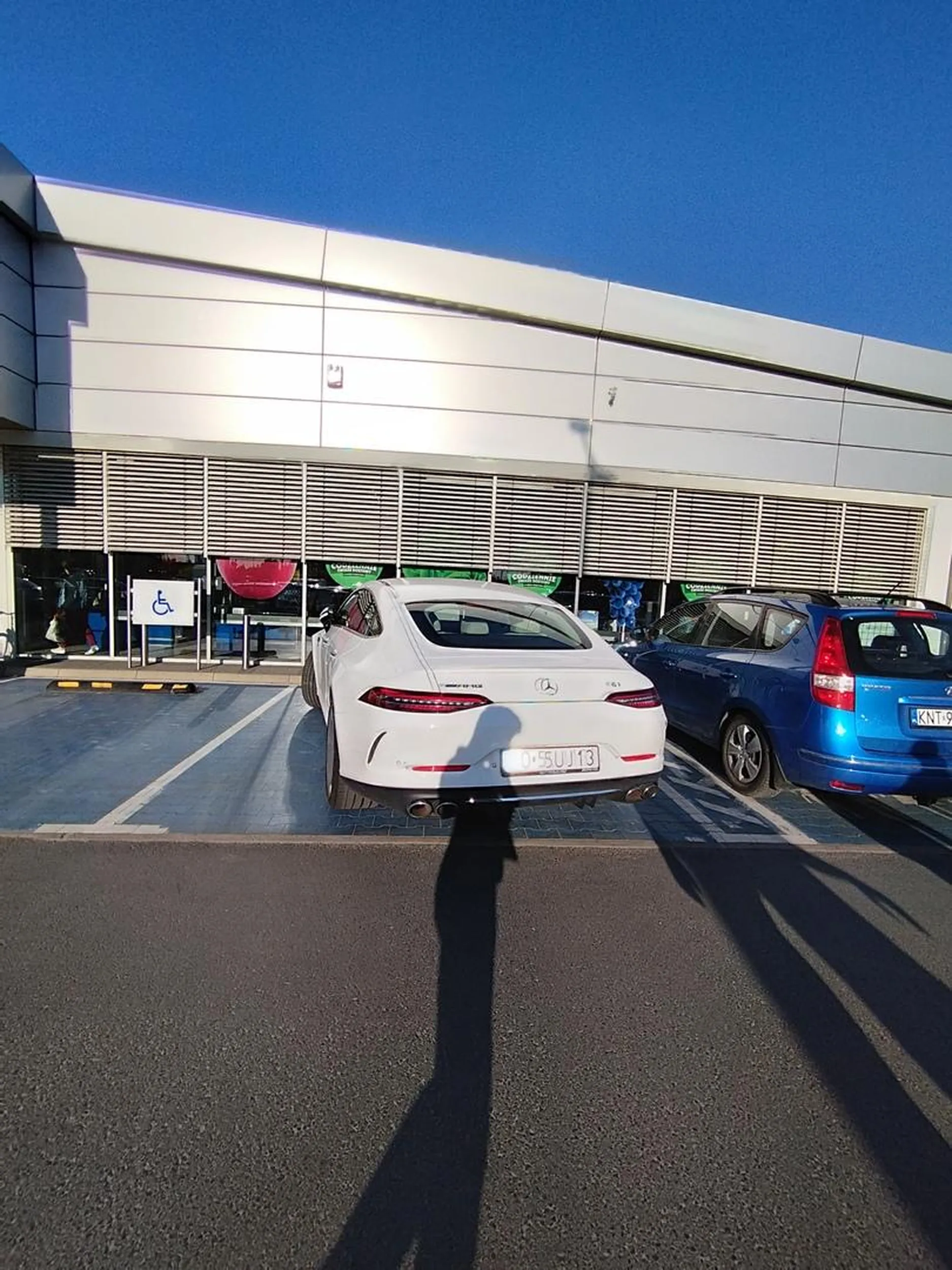 Niepełnosprawny to chyba we łbie, cygan przyjechał na zakupki