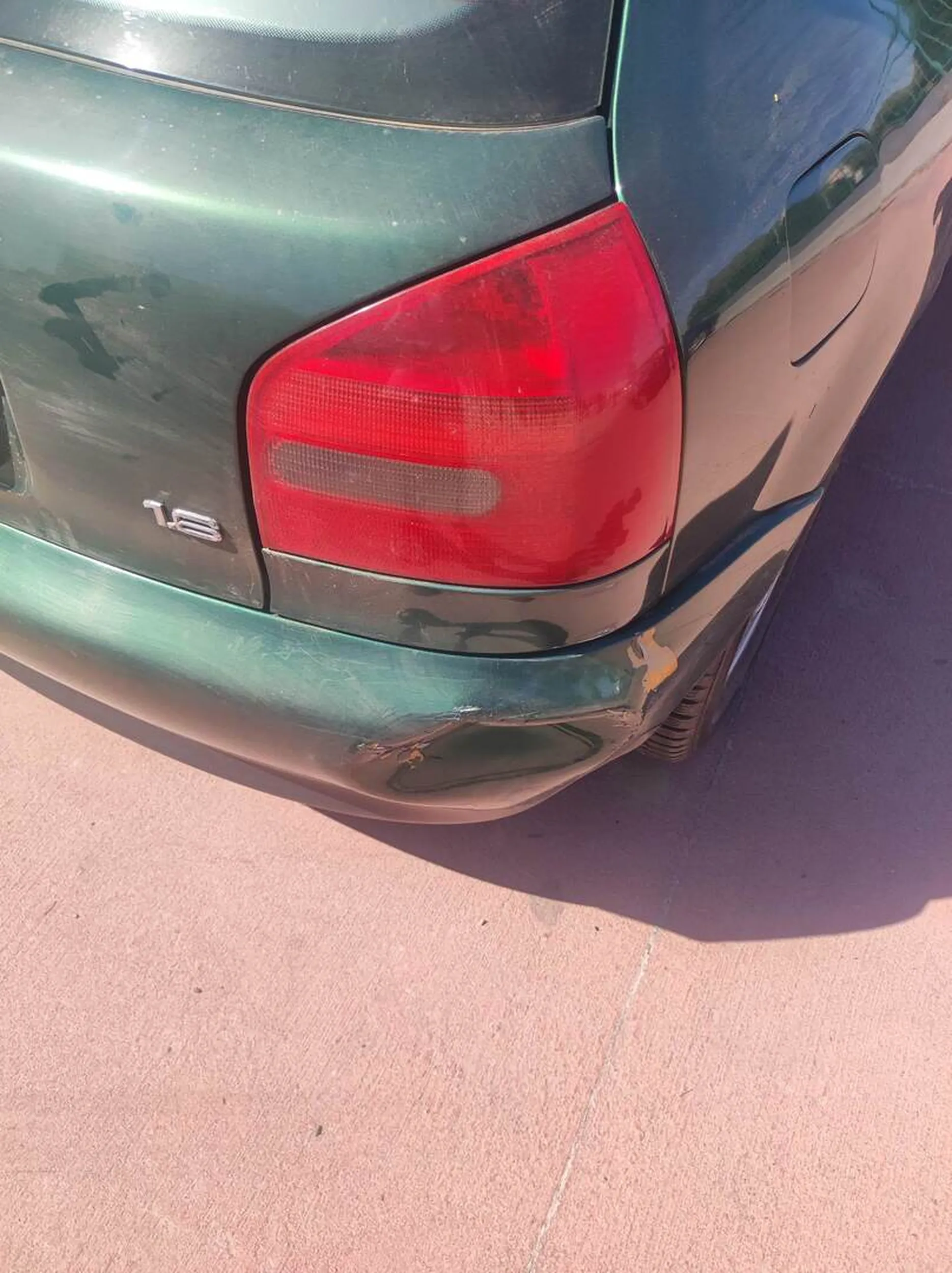 Nieuprzejmy kaszojad, nie mam pojęcia kto temu dzieciakowi dał prawo jazdy. Nie patrzy w lusterka podczas wyjazdu z miejsca parkingowego i taranuje inne samochody swoim gruzem.