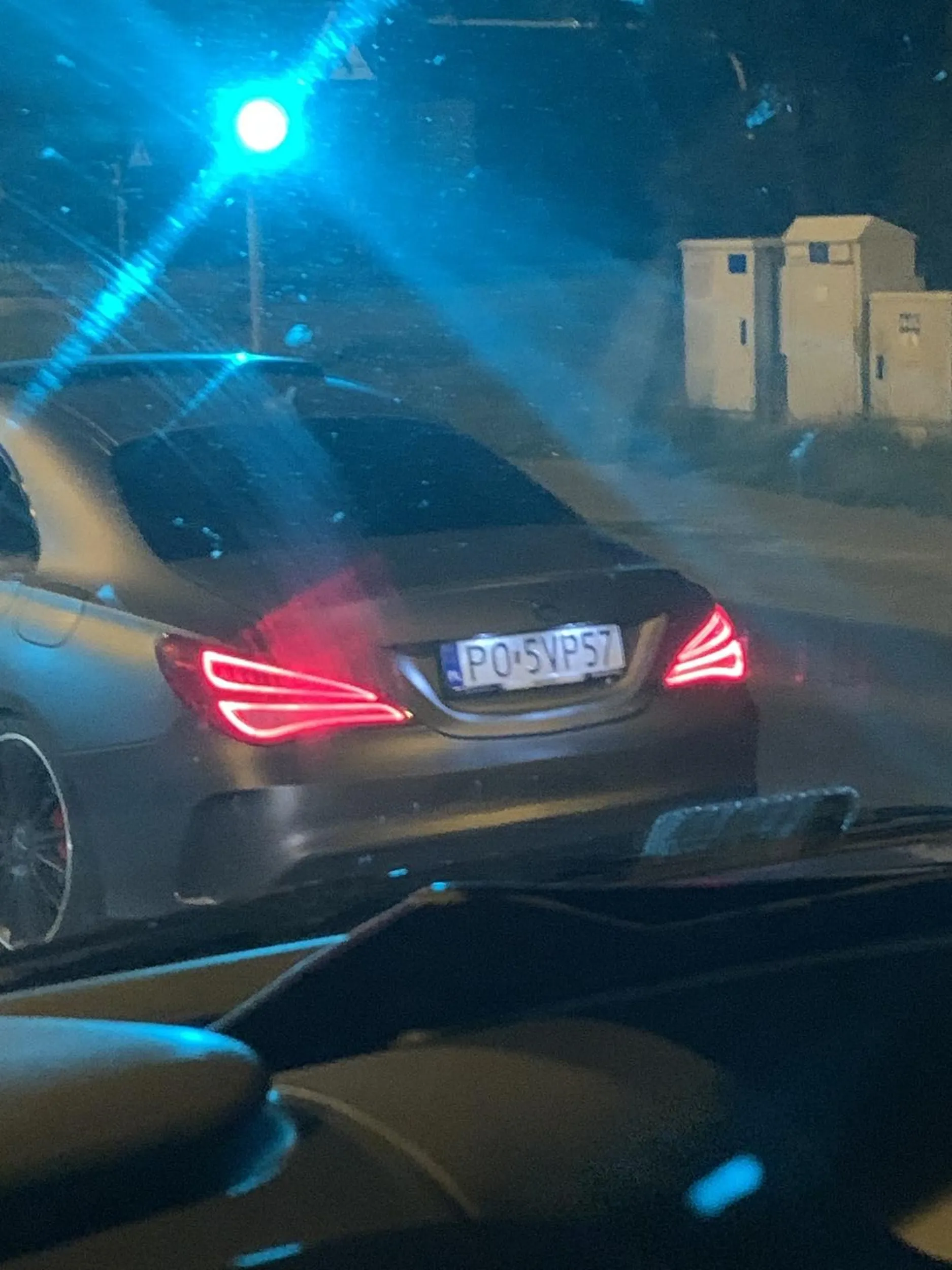 gościu jesteś pojebem mruga żółte światło, facet stoi na pasach na przeciwnym pasie a ty wyprzedzasz na skrzyżowaniu i prawie w niego wjeżdżasz po czym rzuca Cię na lewo i prawo