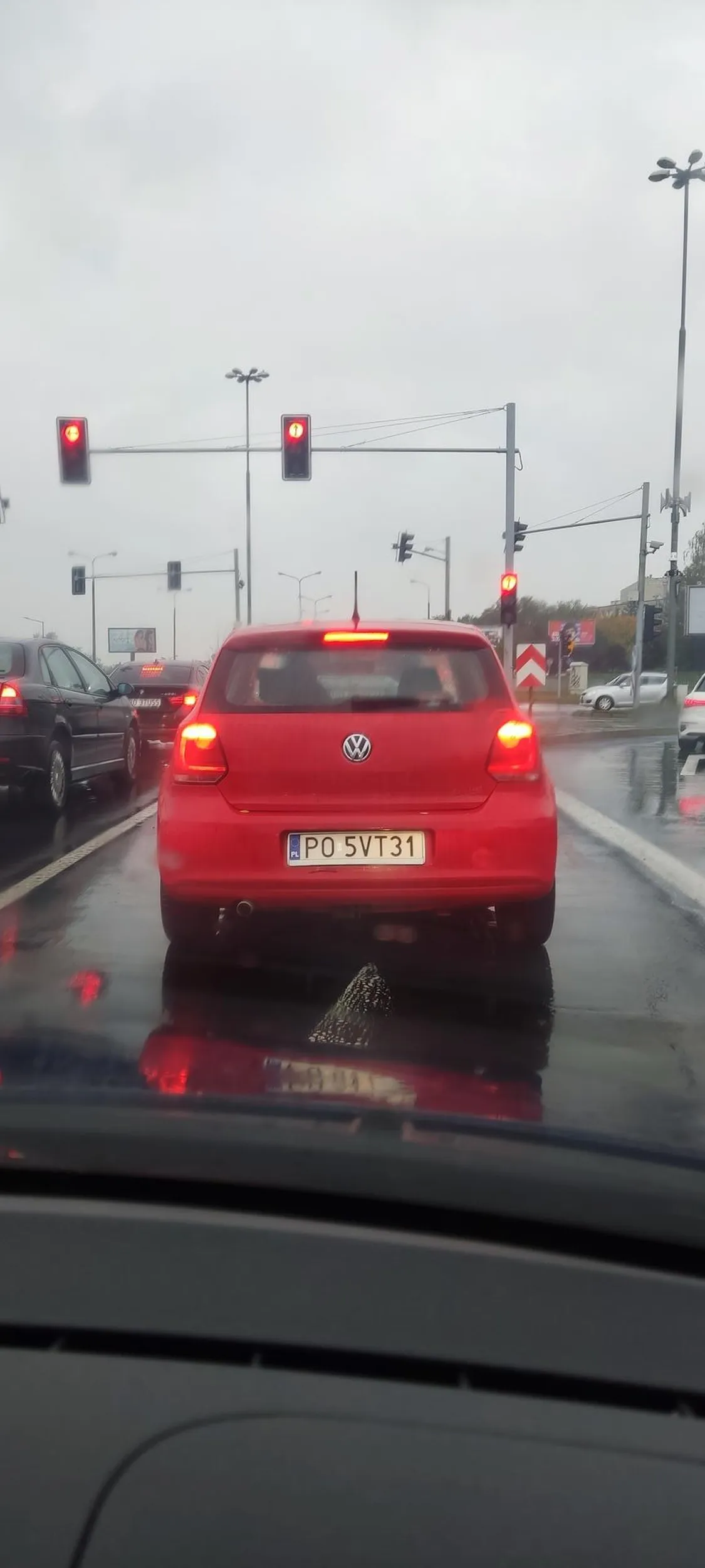 Czerwony VW. Kierowca grzebiący cały czas w telefonie podczas jazdy. Nie używający kierunkowskazów zmieniając pas. Zajechał drogę, wyjeżdżając z korku spowodowanego maratonem i prawie doprowadził do kolizji. Kierowco trochę wyobraźni i rozsądku by Ci nie zaszkodziło.