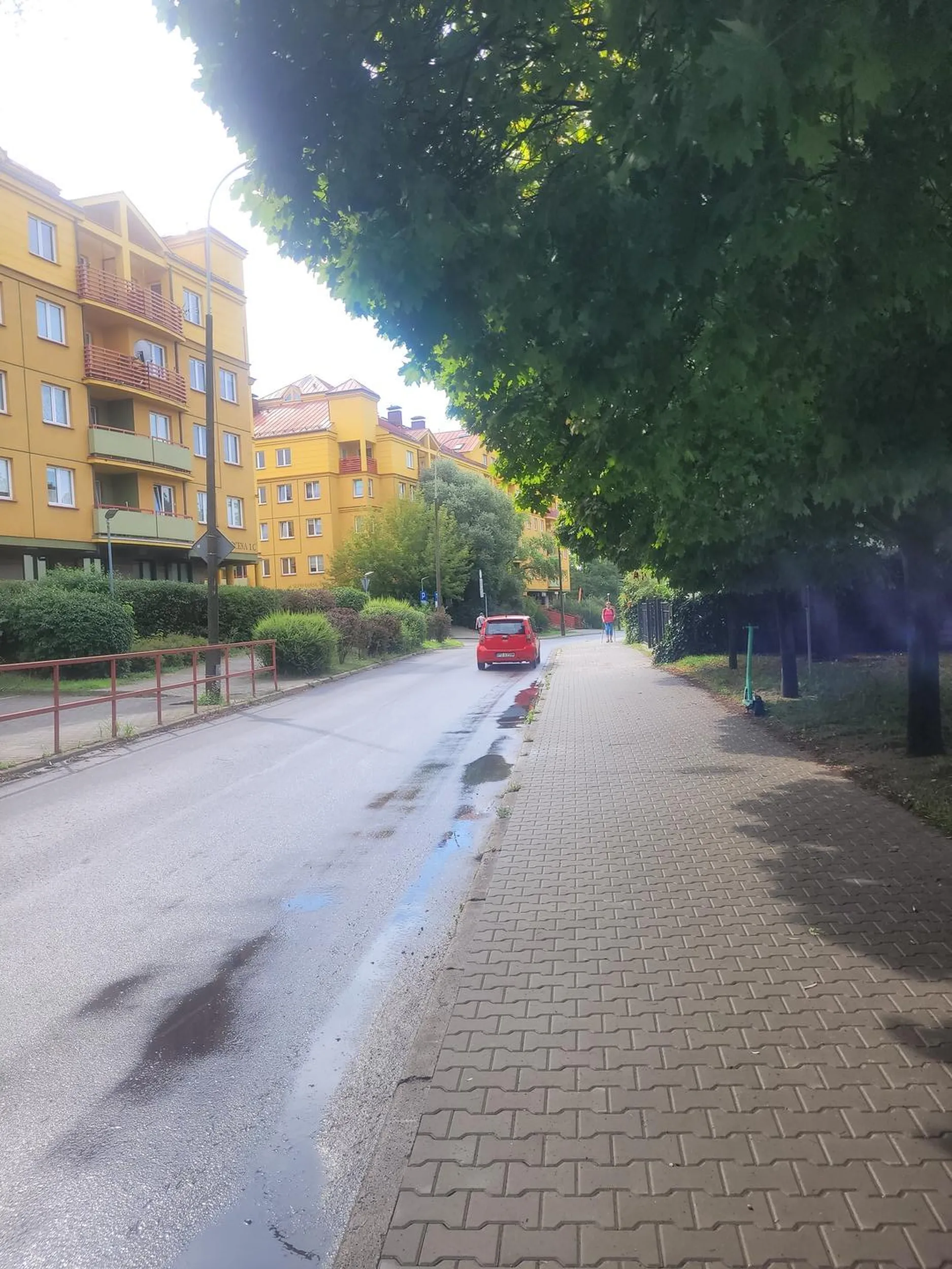 Kobieta z impetem wjechała w kałużę i ochlapała przechodzącą obok osobę od stóp do głów.  Nie miała nawet na tyle kultury, żeby wyjść i ją przeprosić. Sytuacja miała miejsce w samym centrum osiedla, nie na ruchliwej drodze.