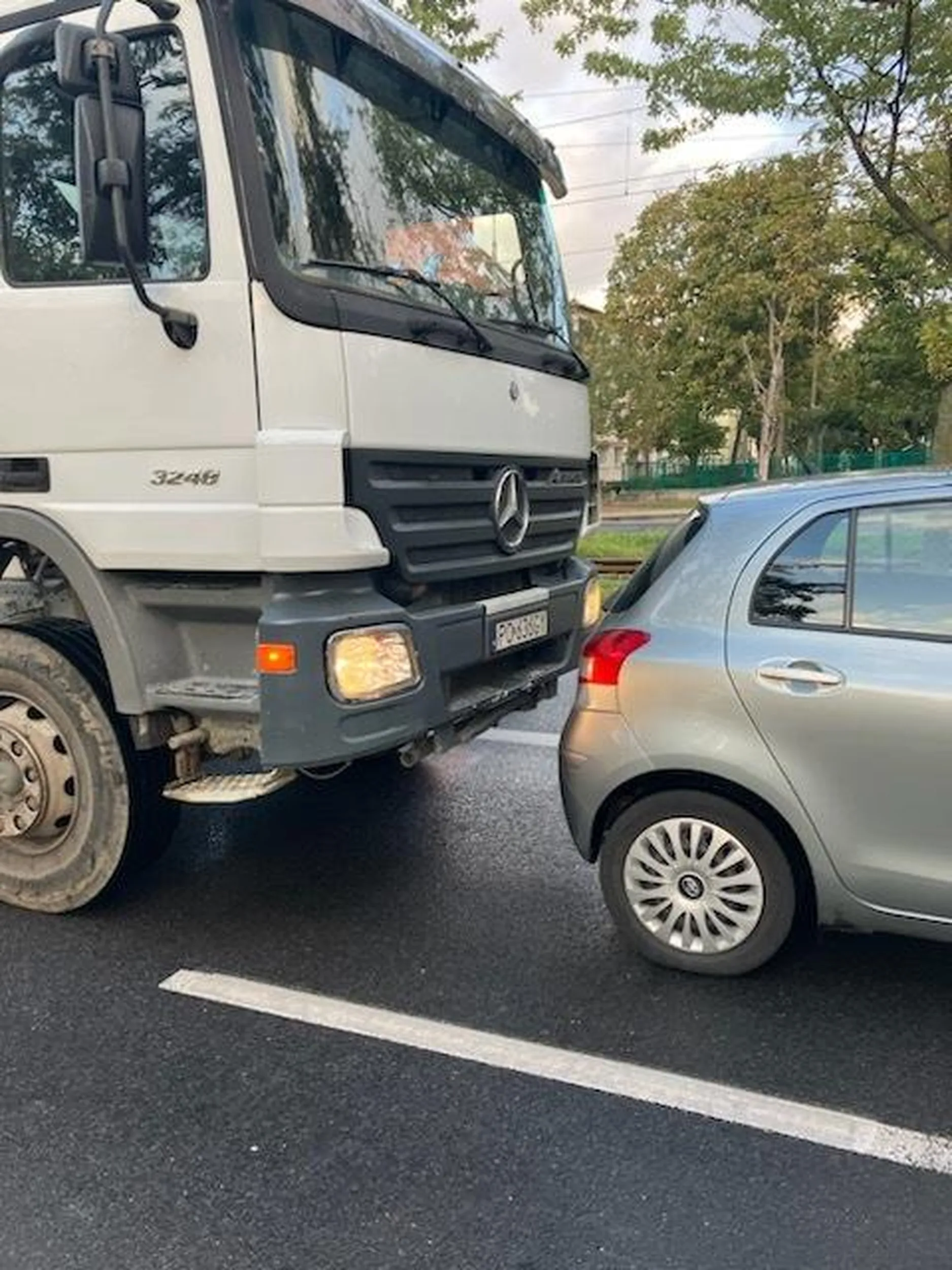 Niebezpieczne zachowania podczas jazdy, jazda na zderzaku, szybkość niedostosowana do warunków na drodze.