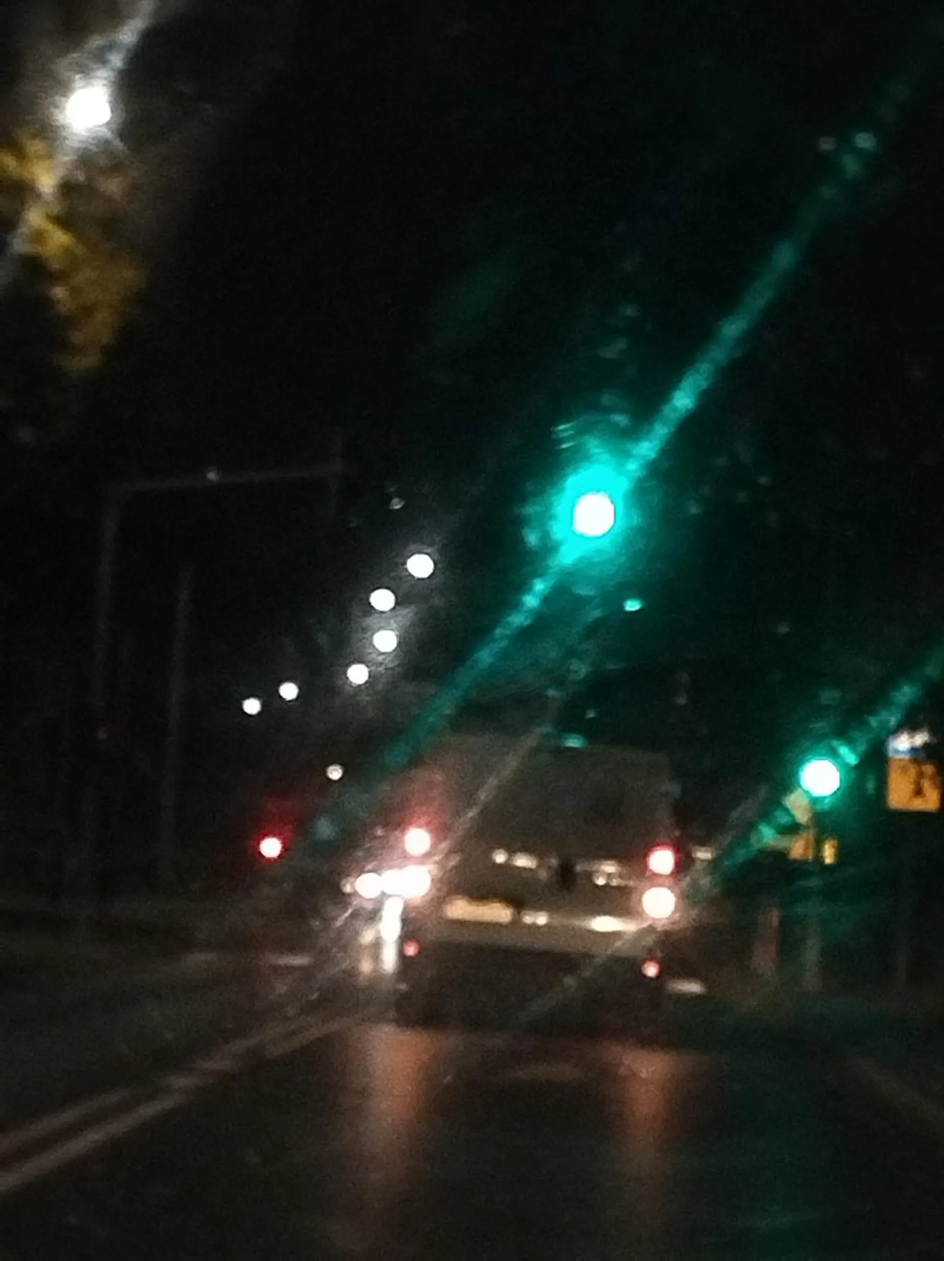 Chłop ma wsteczny jadąc do przodu