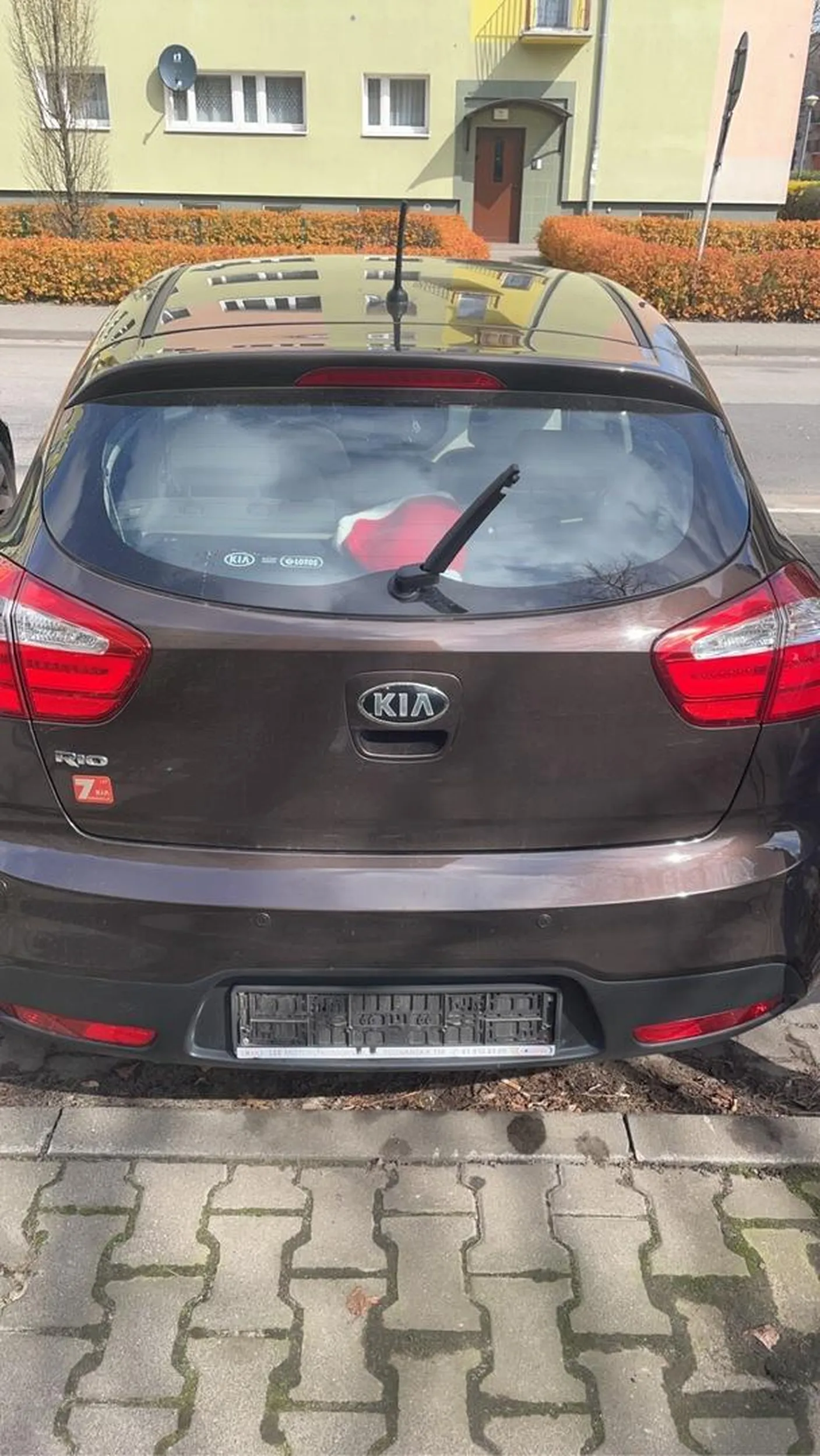 wielka szkoda ze pan kierowca jezdzi po kraweznikach