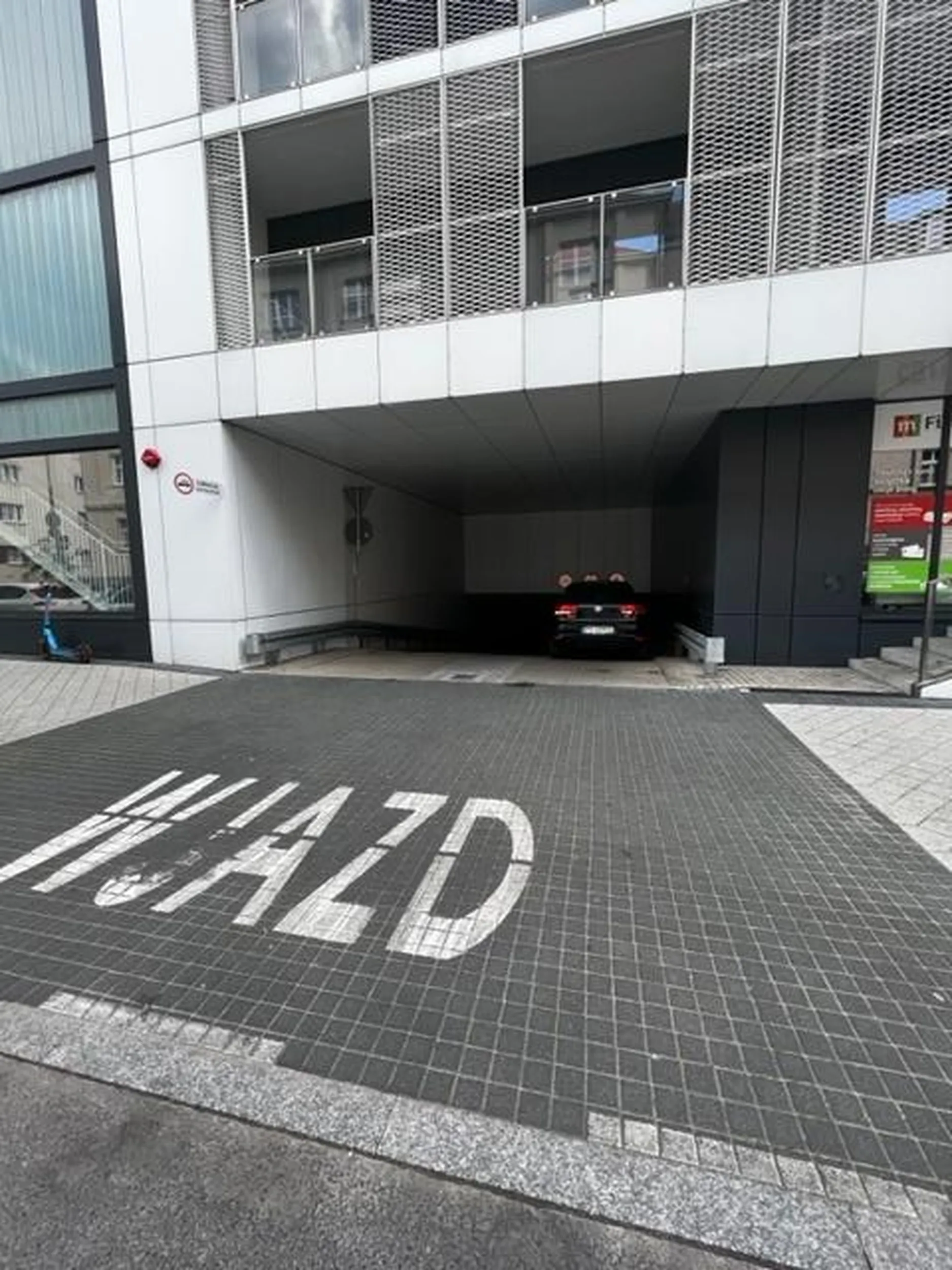 Pajac jakich mało, parkuje w bramie wjazdowej i jeszcze zdziwiony, że mu mieszkańcy uwagę zwracają.