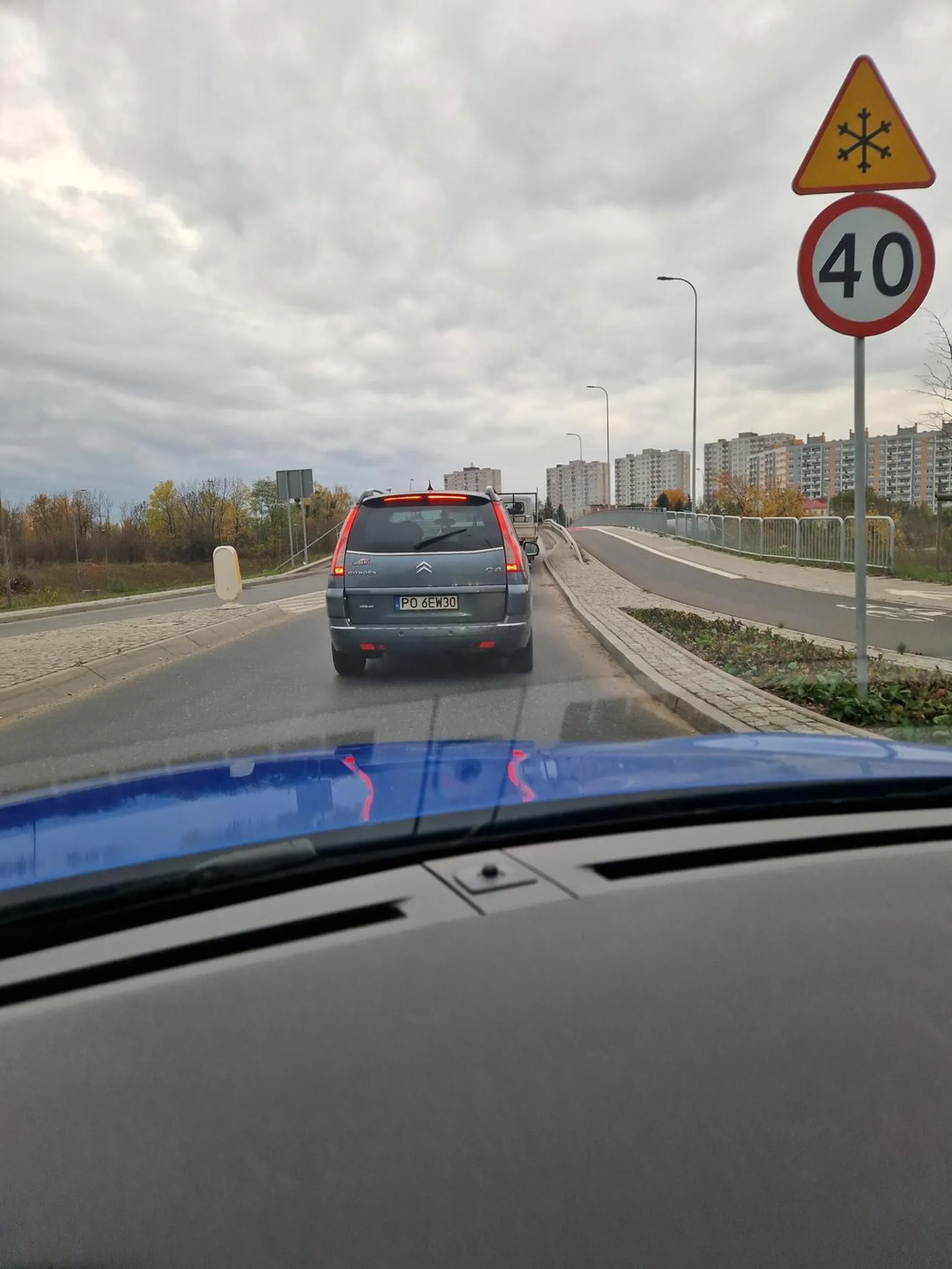 Facet wymusza pierwszeństwo i zwalnia, wciska się na hama. Nie polecam