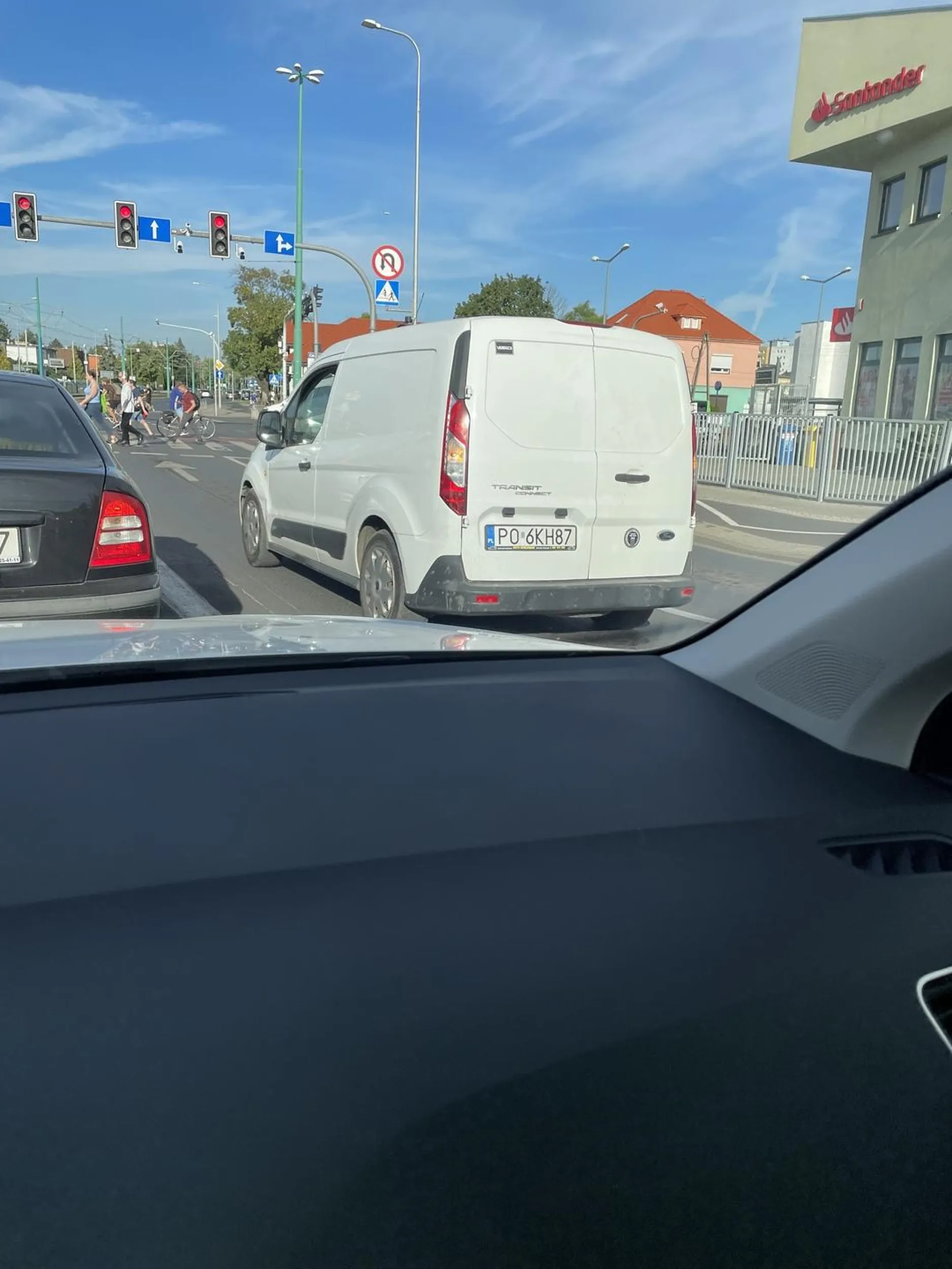 Przyspiesza byle nie wpuścić, trąbi bez powodu potem wysiada na światłach blokując ruch. Napluł na samochód