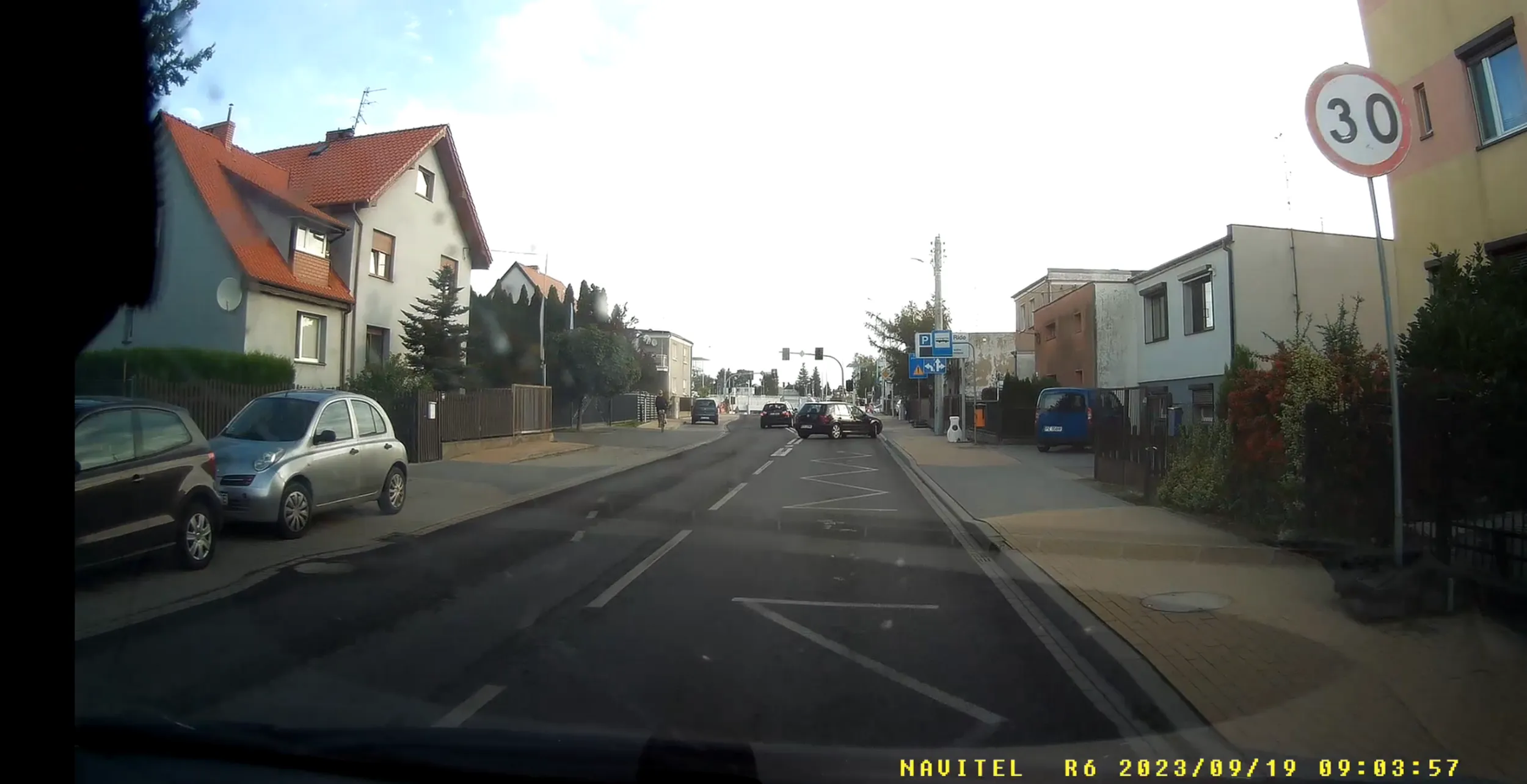 Z prędkością około 50 km/h, przy ograniczeniu 30 km/h, wyprzedza na podwójnej ciągłej linii, tuż przed przejściem dla pieszych, następnie dalej z dużą prędkością omija wycofujący się samochód, jadąc pod prąd i przekraczając ciągłe linie.