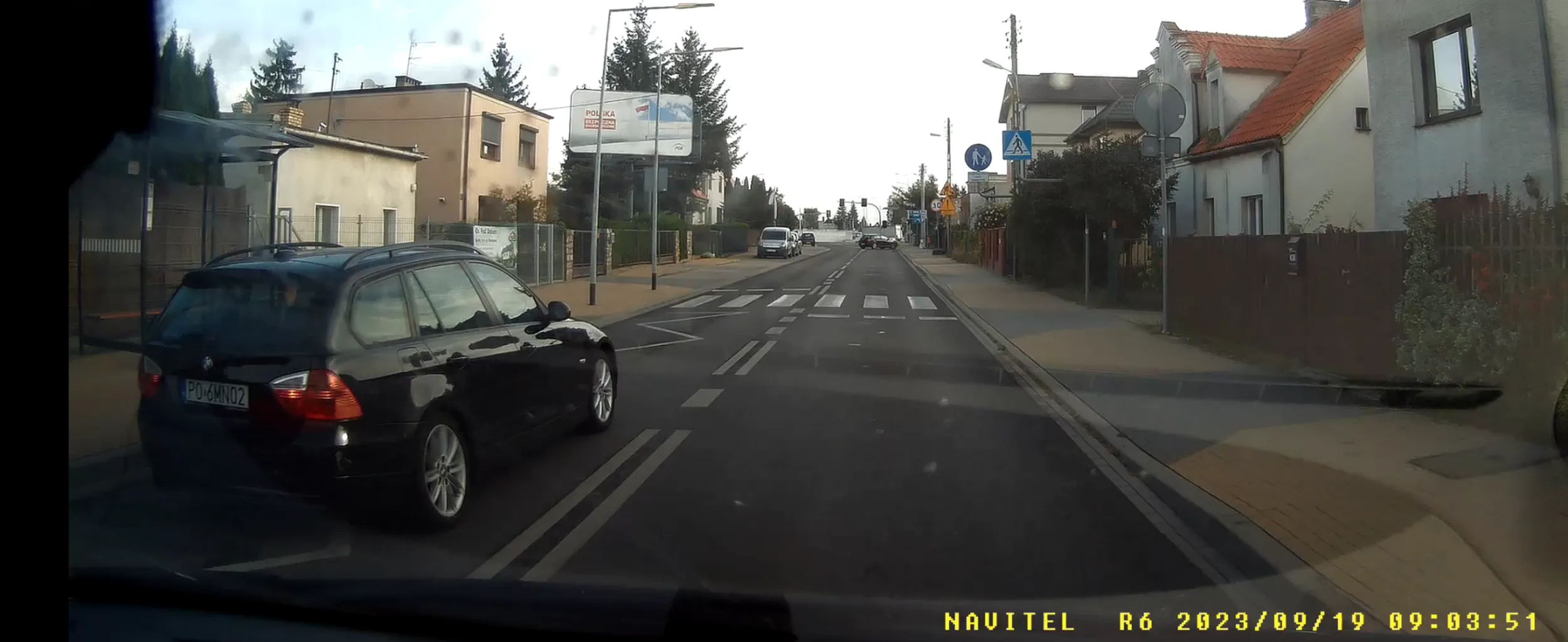 Z prędkością około 50 km/h, przy ograniczeniu 30 km/h, wyprzedza na podwójnej ciągłej linii, tuż przed przejściem dla pieszych, następnie dalej z dużą prędkością omija wycofujący się samochód, jadąc pod prąd i przekraczając ciągłe linie.