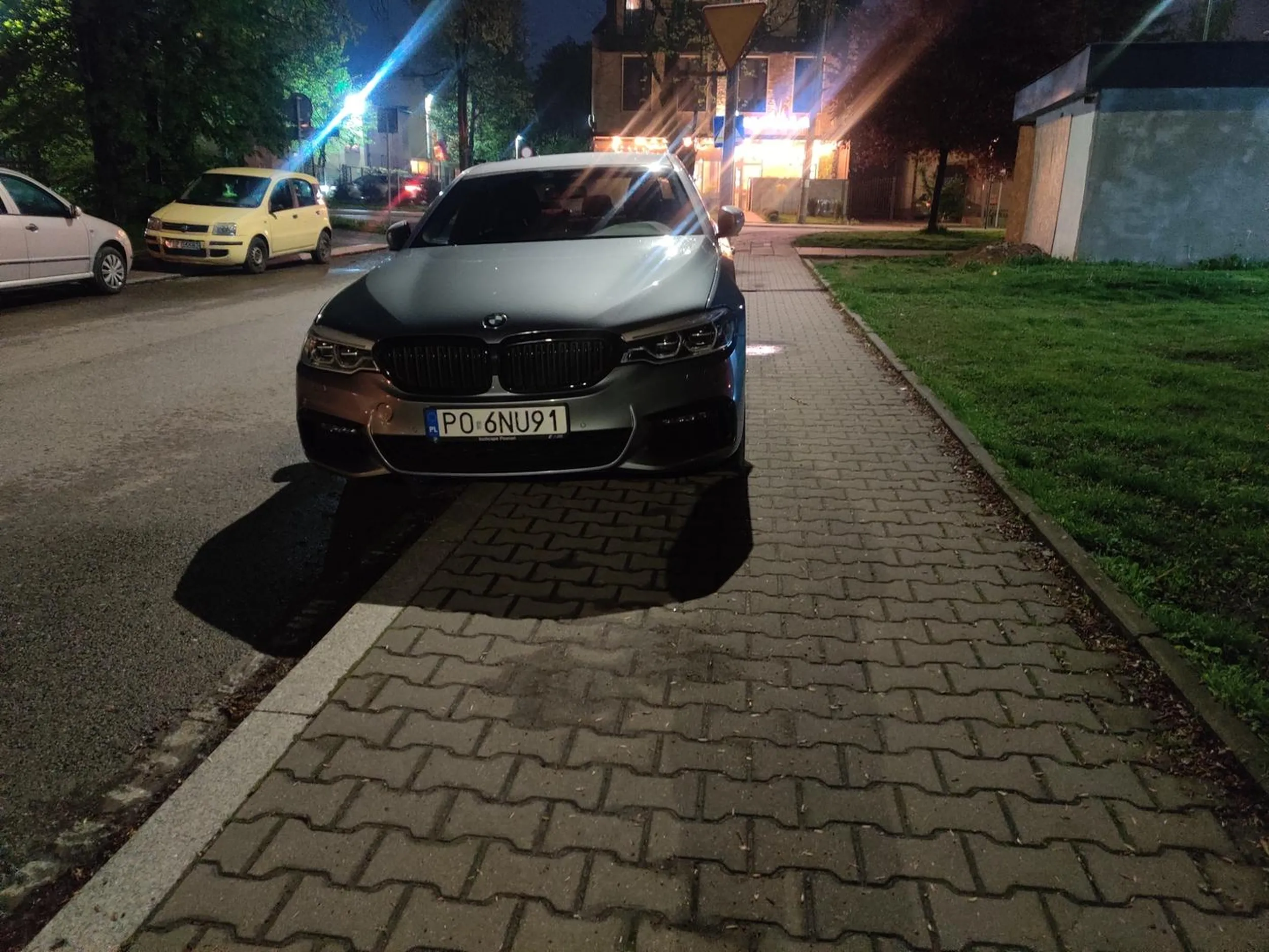 Tu obowiązuje zakaz zatrzymywania się.