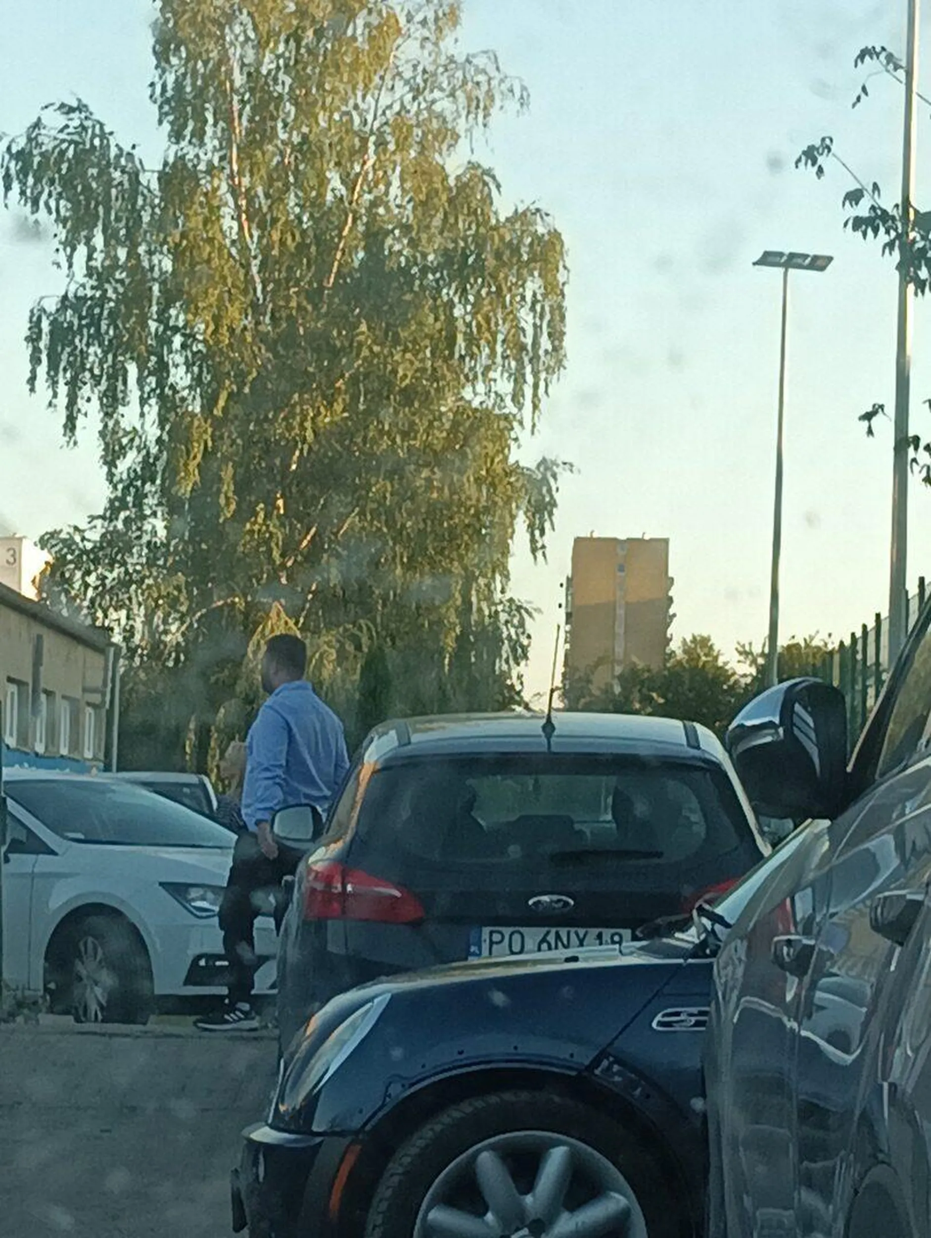Nie pozdrawiam. Kierowca bardzo utalentowany zaparkował w bramie wjazdowej co uniemożliwiło wyjazd z parkingu innym użytkownikom parkingu.