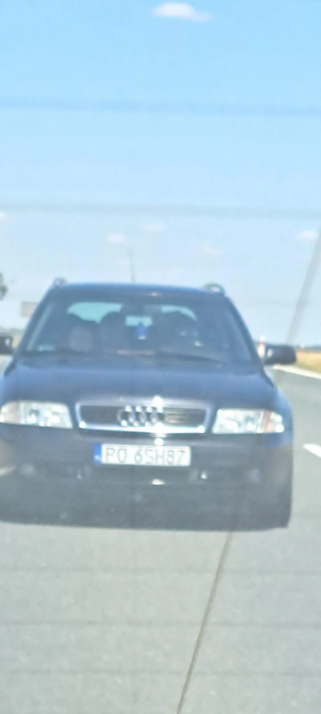 Cham cięgle miga długimi a potem nie wyprzedza nie polecam tego kierowcy