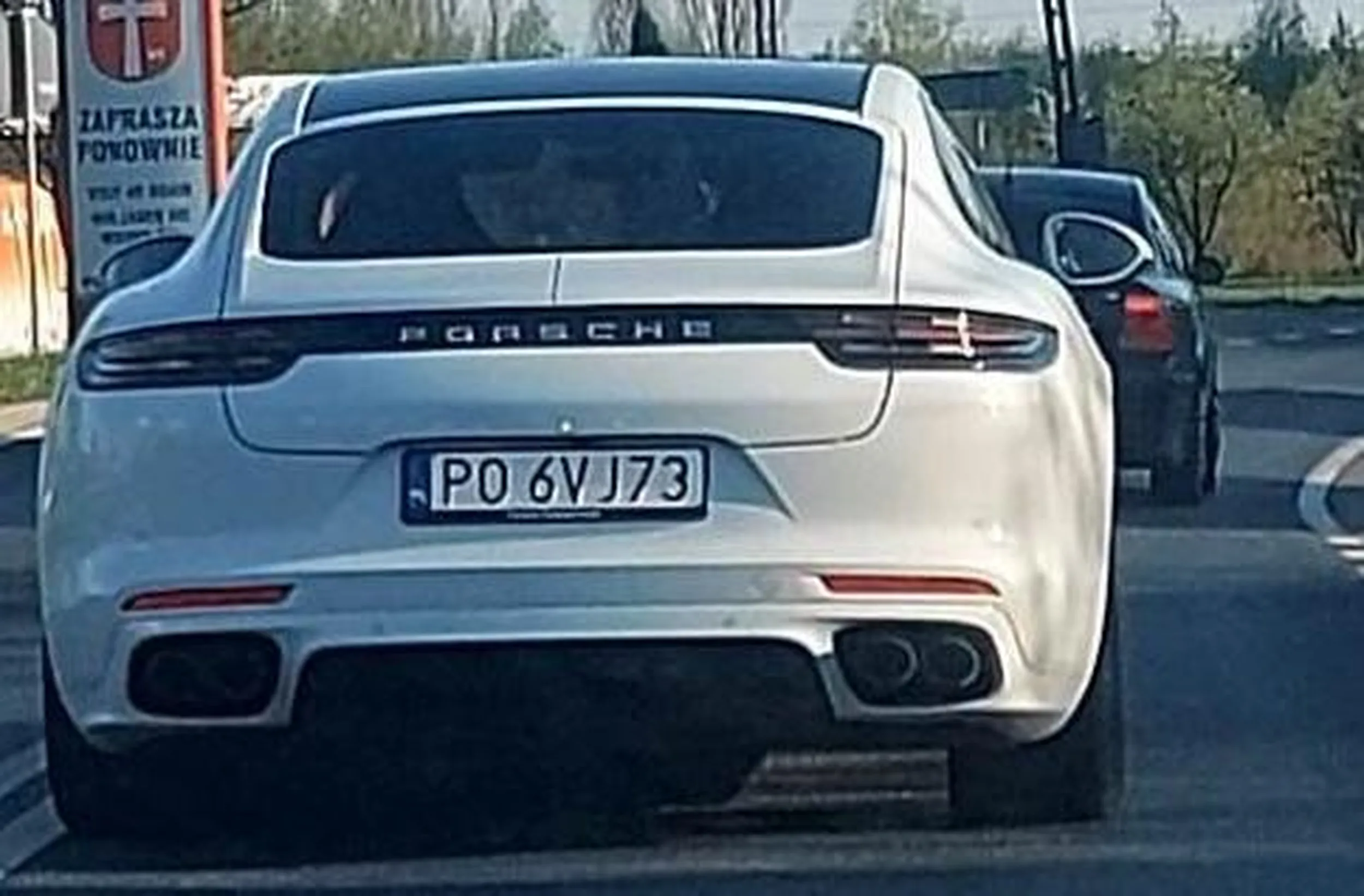 Wyprzedzanie w terenie zabudowanym na czołówke bo ma proschento, ledwo zdążył