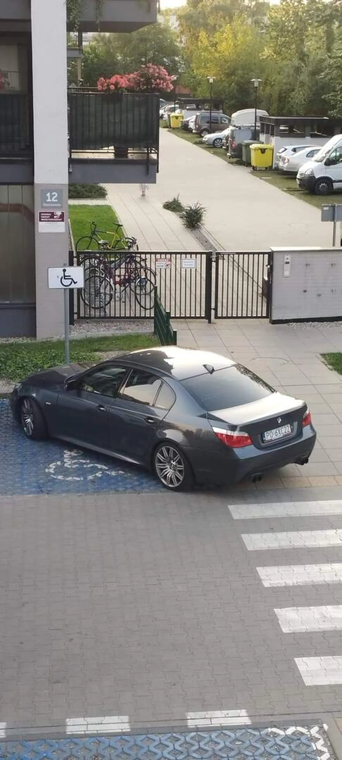 Przydałoby się skierować na badania w celu ustalenia czy kierujący powinien posiadać uprawnienia do prowadzenia pojazdów.