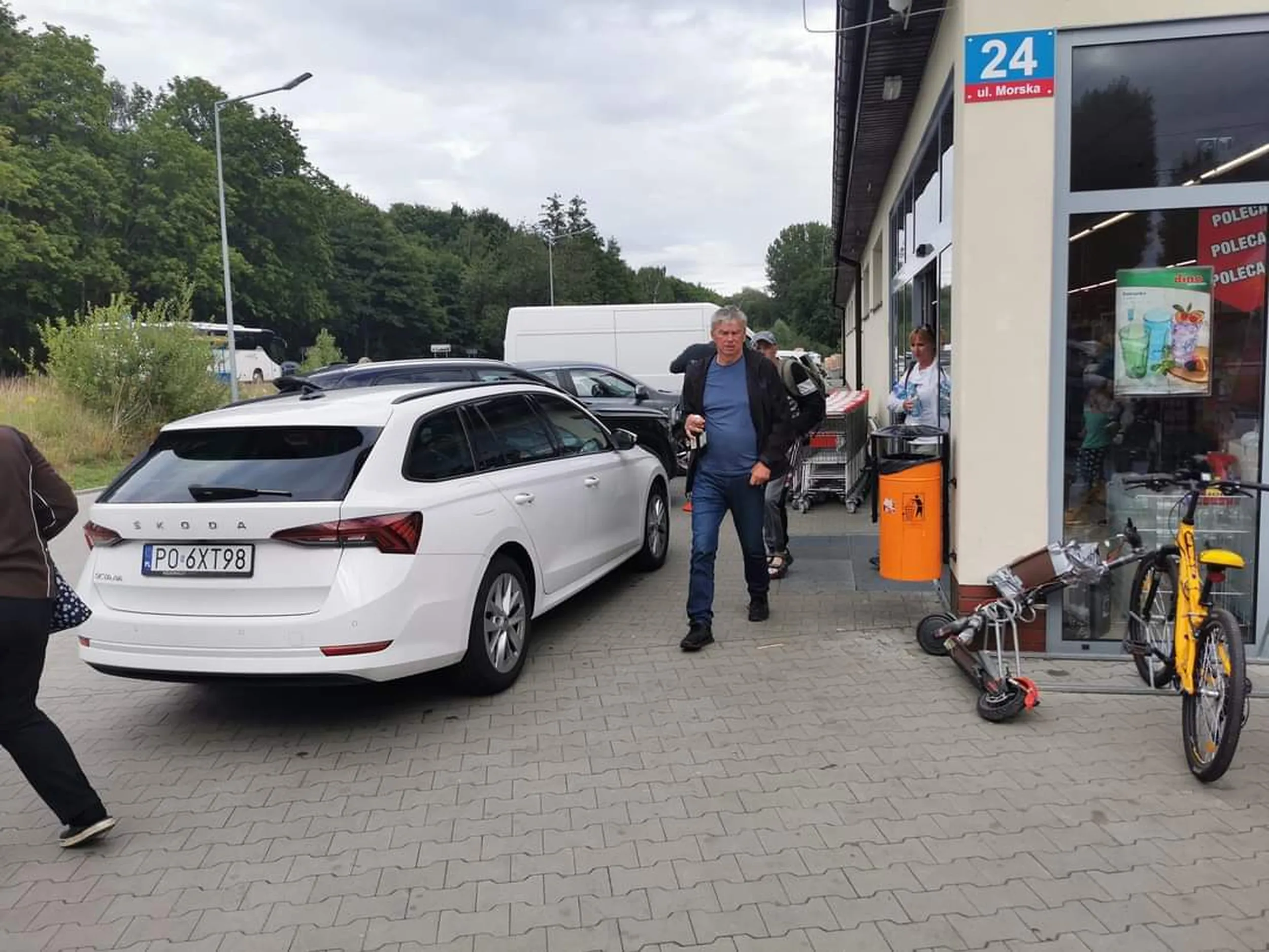 Szkoda że drzwi są, bo tak to by w środku zaparkował