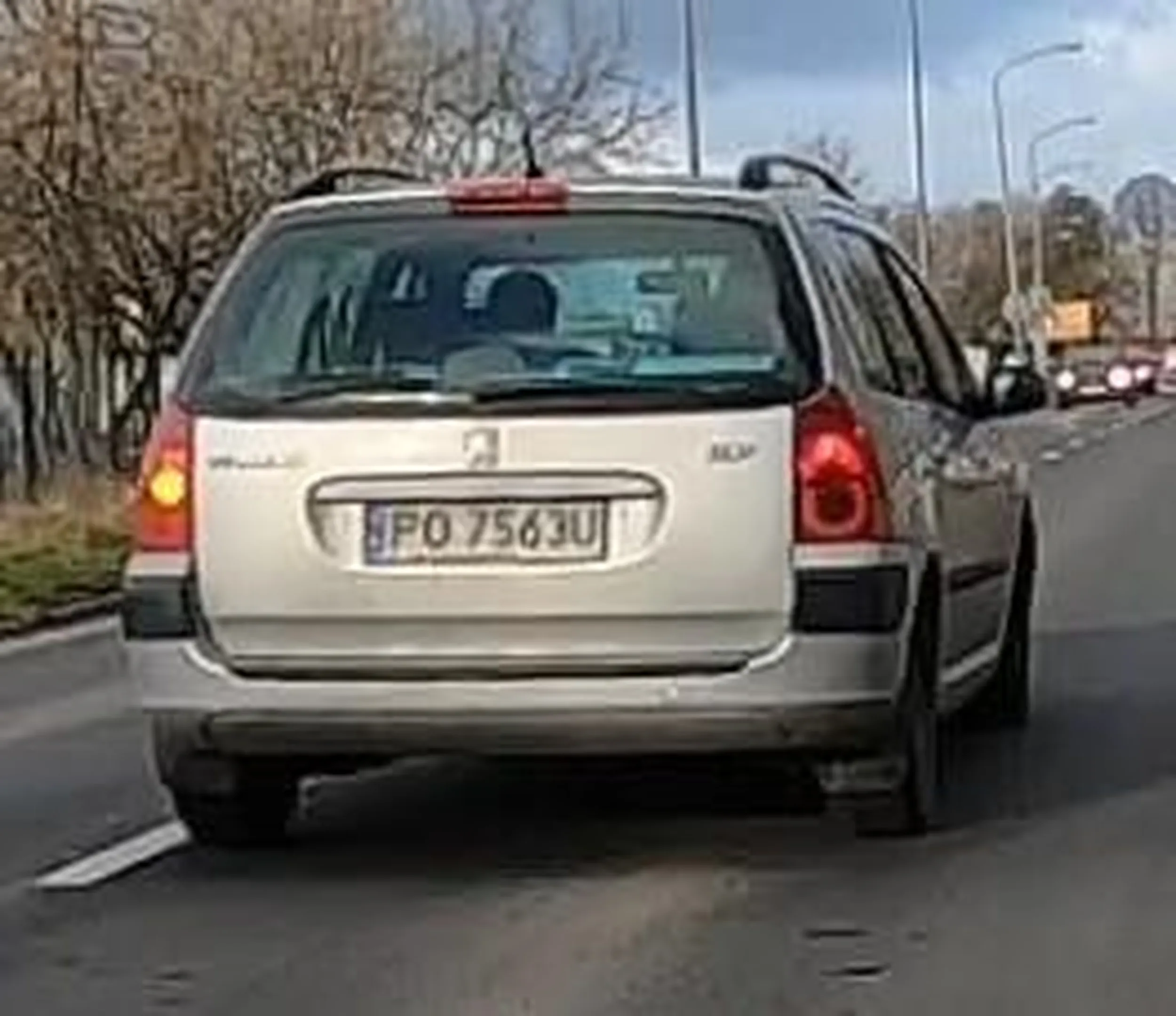 Uwaga na typa. Podczas wyprzedzania rowerzysty (konkretnie mnie) niemal spowodował wypadek (czołowe zderzenie) z kierowcą jadącym z naprzeciwka - obydwaj musieli ostro hamować.