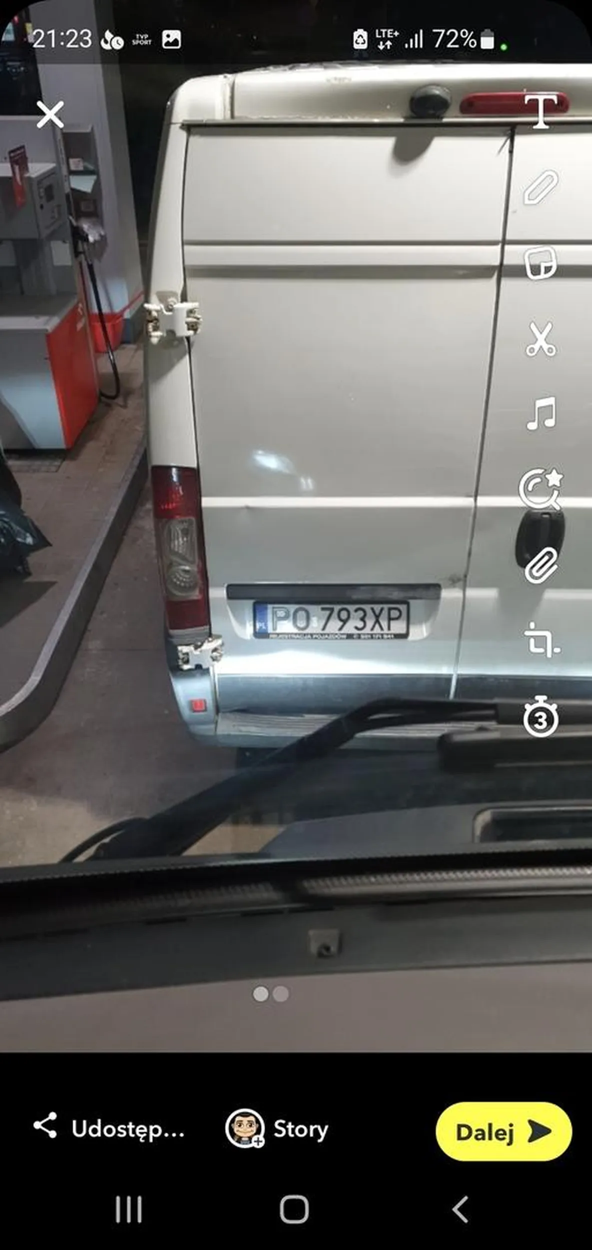 Blokuje dystrybutor dla ciężarówek choc z drugiej strony stacji ma dla busów/osobowek.  Po kilkunastu minutach stania na stacji poszedłem sie zapytać o kierowce to wielmożny Pan z rodzinką wstał od posiłku.. jeszcze na koniec sapiąc się do mnie(cwaniaczek),  bo był z tatusiem i mamusią ;) jakim trzeba byc niedorozwiniętym człowiekiem zeby mieć psyche sięgająca zera.