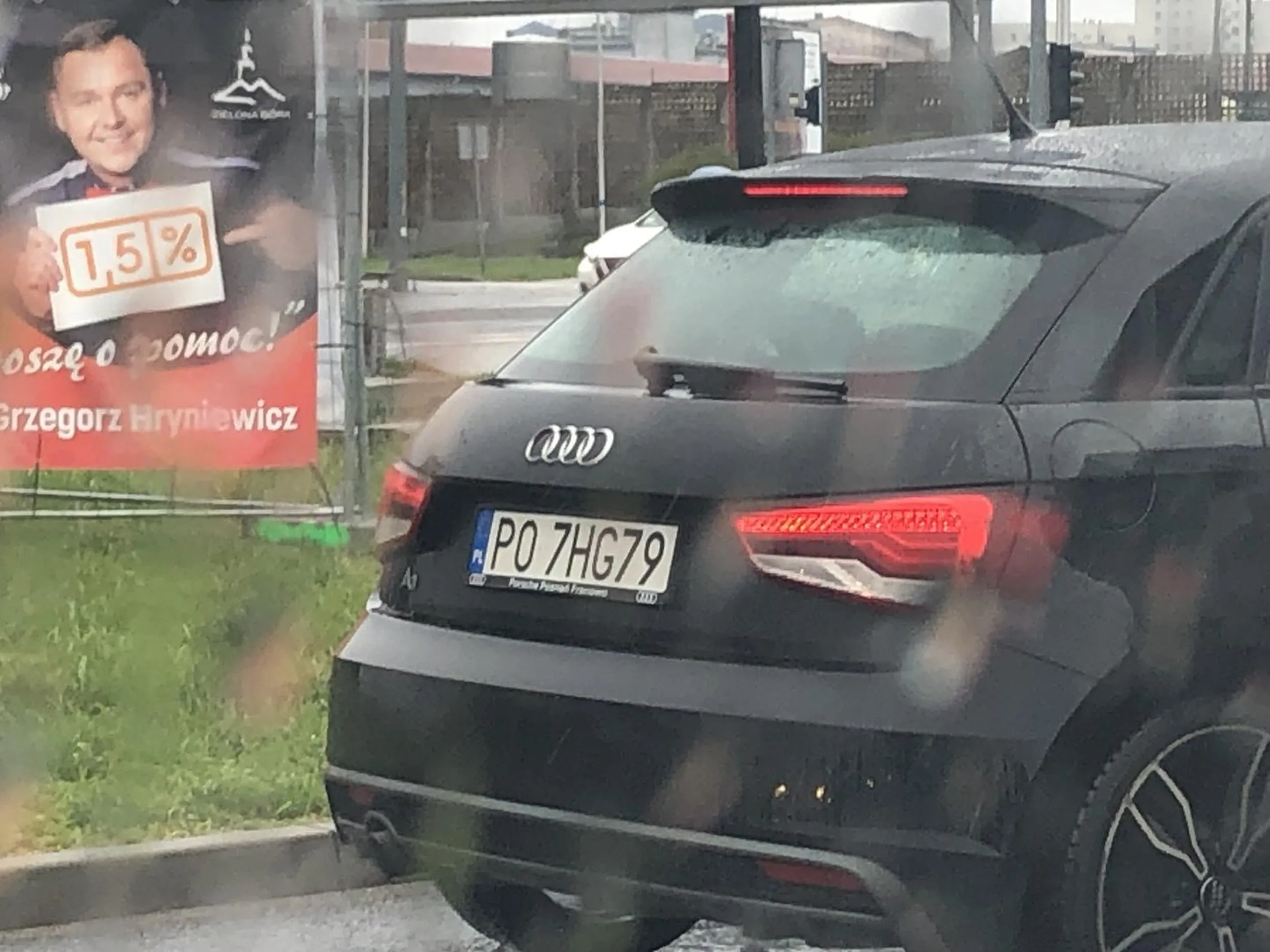 Narwana dziunia, która trąbi na ludzi, którzy stoją przed nią, aby włączyć się do ruchu i nie chcą blokować przejścia dla pieszych i przejazdu dla rowerzystów. Trąbi i pokazuje środkowy palec z tanim tipsem.