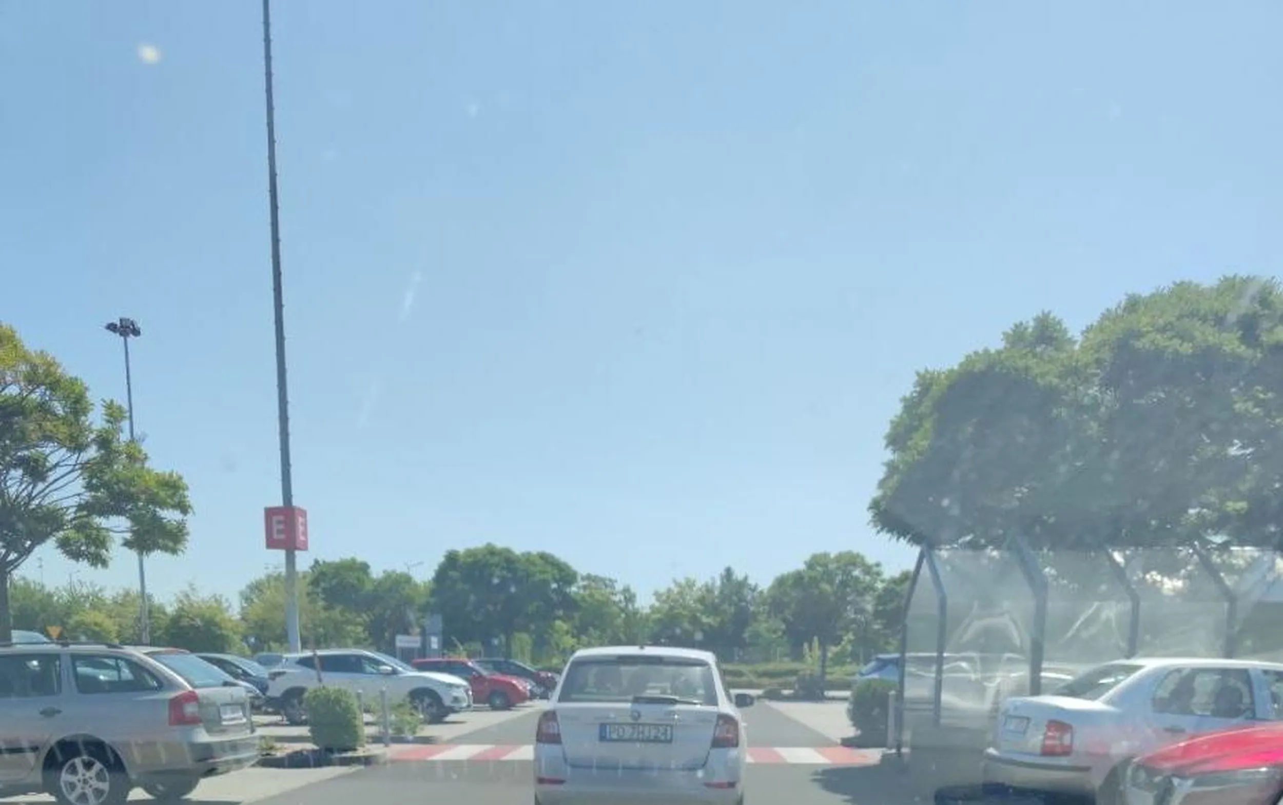 Czas akcji: 15.07.2023, około 11:30 Miejsce akcji: Opole. Bohaterowie akcji: typ w służbówce firmy Kupiec i jego panna. Akcja: 1. Siedzi na zderzaku, uniemożliwia komuś zaparkowanie tyłem, stając tuż za sygnalizującym zamiar skrętu samochodem. 2. Wyjeżdża tyłem z miejsca parkingowego, wymuszając pierwszeństwo na jadącym samochodzie i zmuszając go do gwałtownego hamowania. 3.Na równorzędnym skrzyżowaniu skręcając w lewo wymusza pierwszeństwo na aucie jadącym z jego prawej strony.