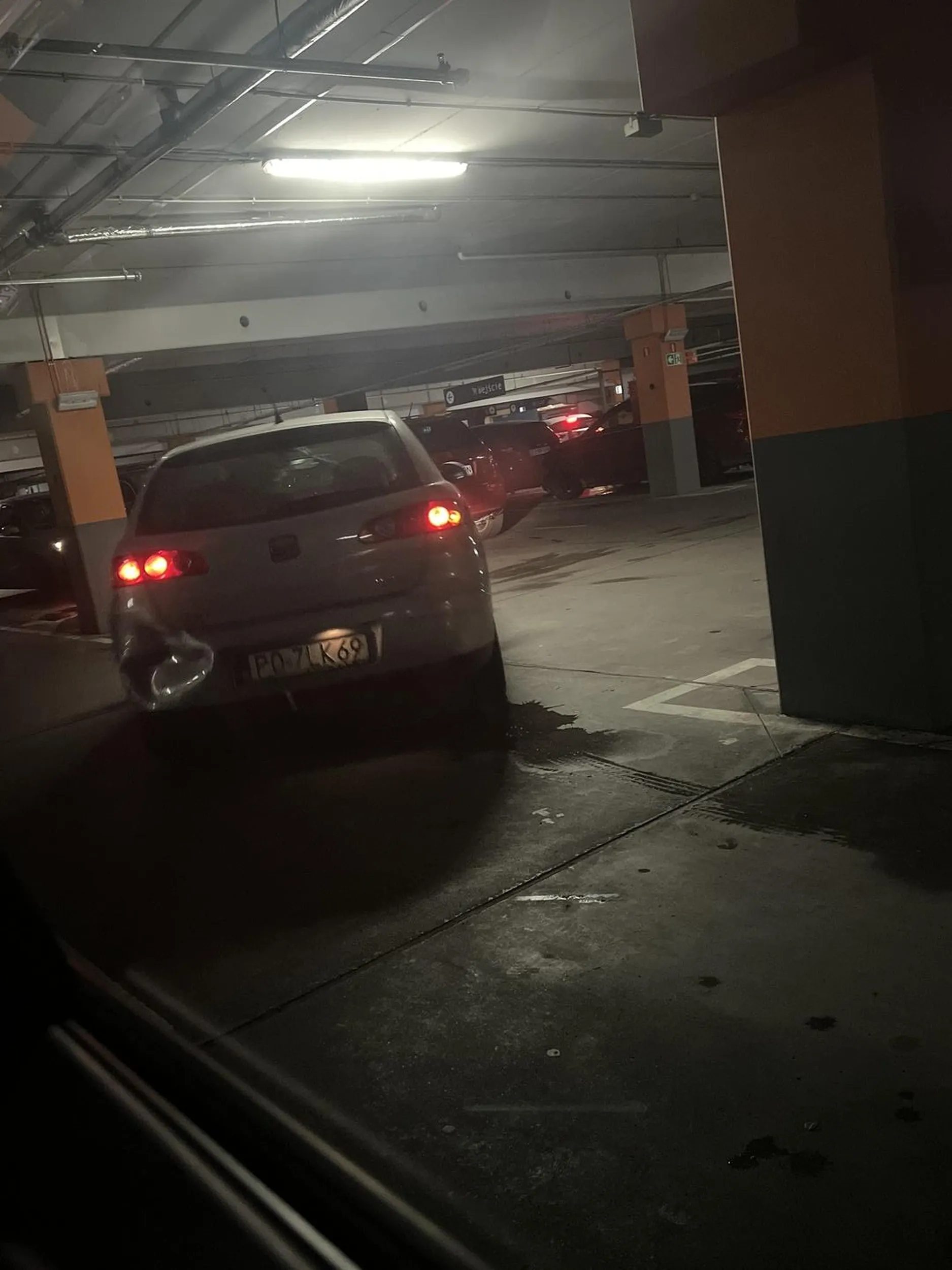 Jak się komuś walnie w auto to się nie ucieka tylko czeka na właściciela stara babo