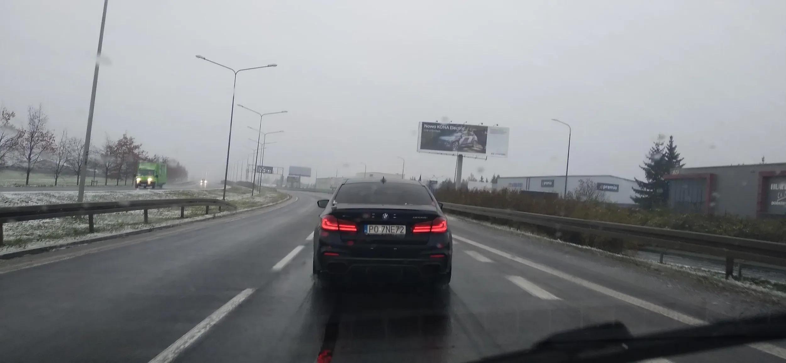Kierowca BMW z M-pakietem trąbi wielokrotnie na innych za to, że czekają na drodze podporządkowanej, aby bezpiecznie ustąpić pierwszeństwa. Tak musi się śpieszy, po to aby następnie wyprzedzić i jechać 40 km/h na drodze z ograniczeniem 100 km/h. Jak frustracje z powodu małego przyrodzenia czy czegoś, to do psychologa, a nie podbijać sobie ego na drogach.