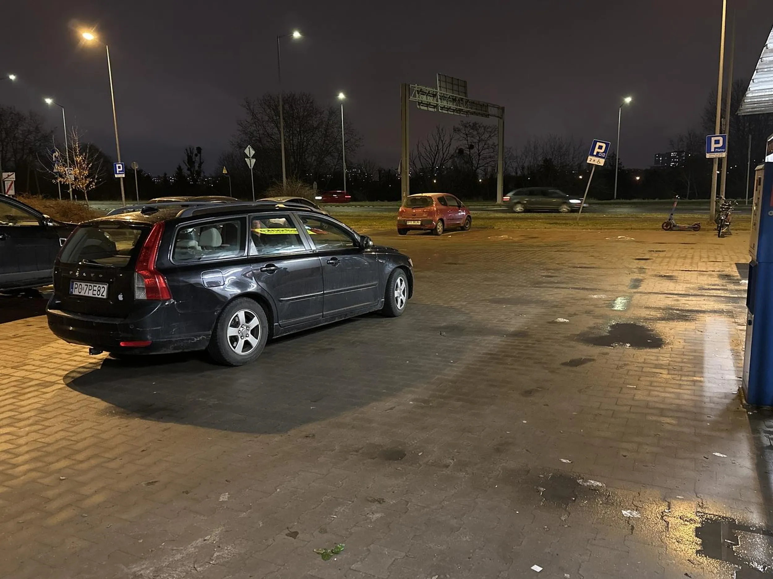 Pan niestety parkuje w przejeździe