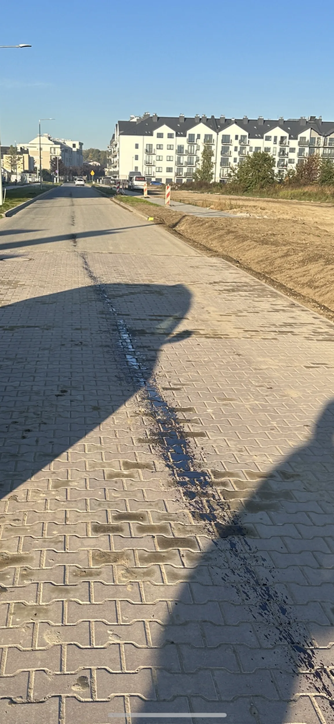 Kierowca uderzył miska olejowa, po tym jak ją urwał zaczął rajd po osiedlu, zatrzymał się jak skończył mu się olej. W sklepie kupił kropelkę, podniósł samochód na lewarku i próbował coś z tym zrobić. Nie dokończył roboty, uciekł jak przyjechała policja