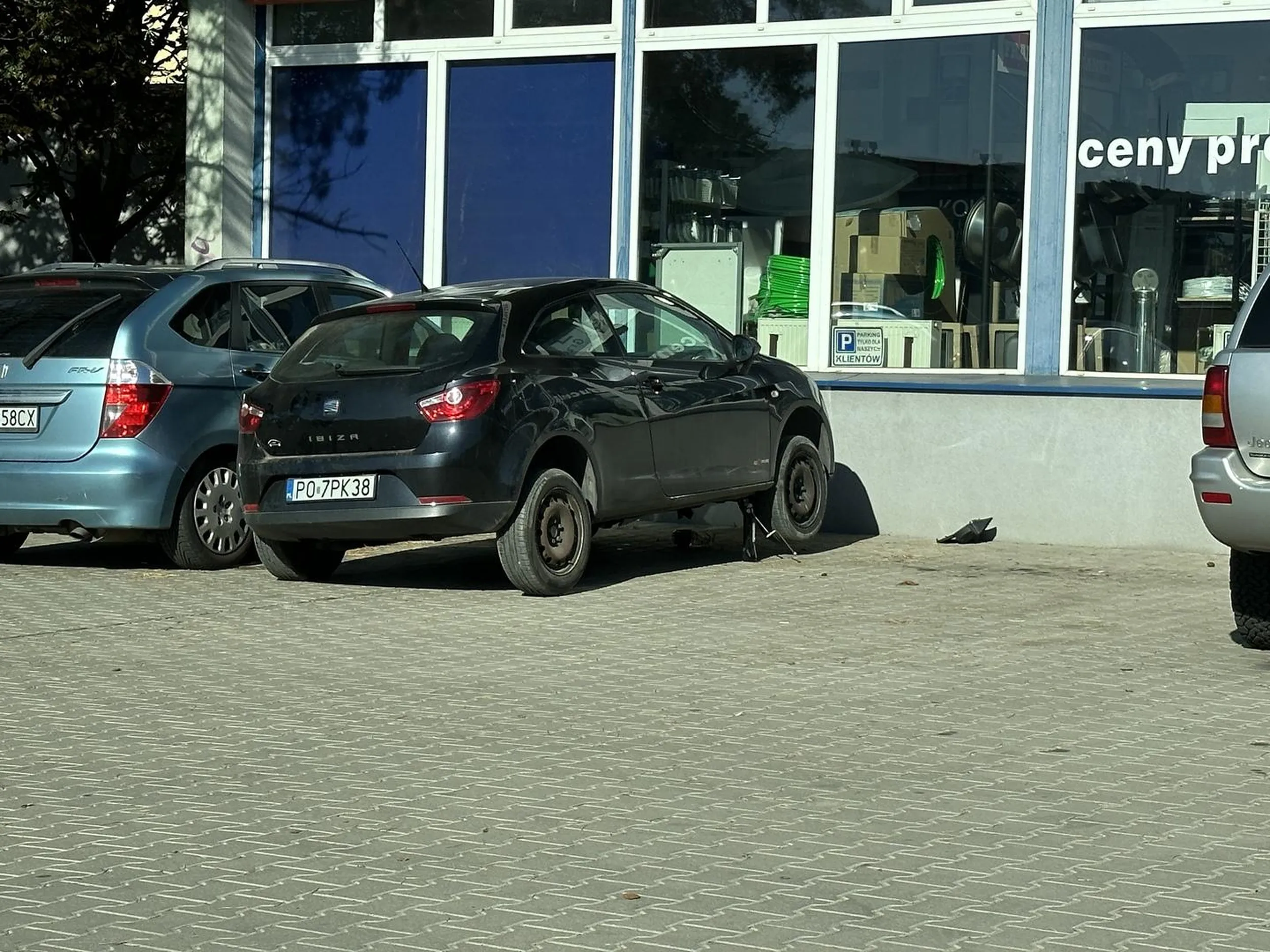 Kierowca uderzył miska olejowa, po tym jak ją urwał zaczął rajd po osiedlu, zatrzymał się jak skończył mu się olej. W sklepie kupił kropelkę, podniósł samochód na lewarku i próbował coś z tym zrobić. Nie dokończył roboty, uciekł jak przyjechała policja