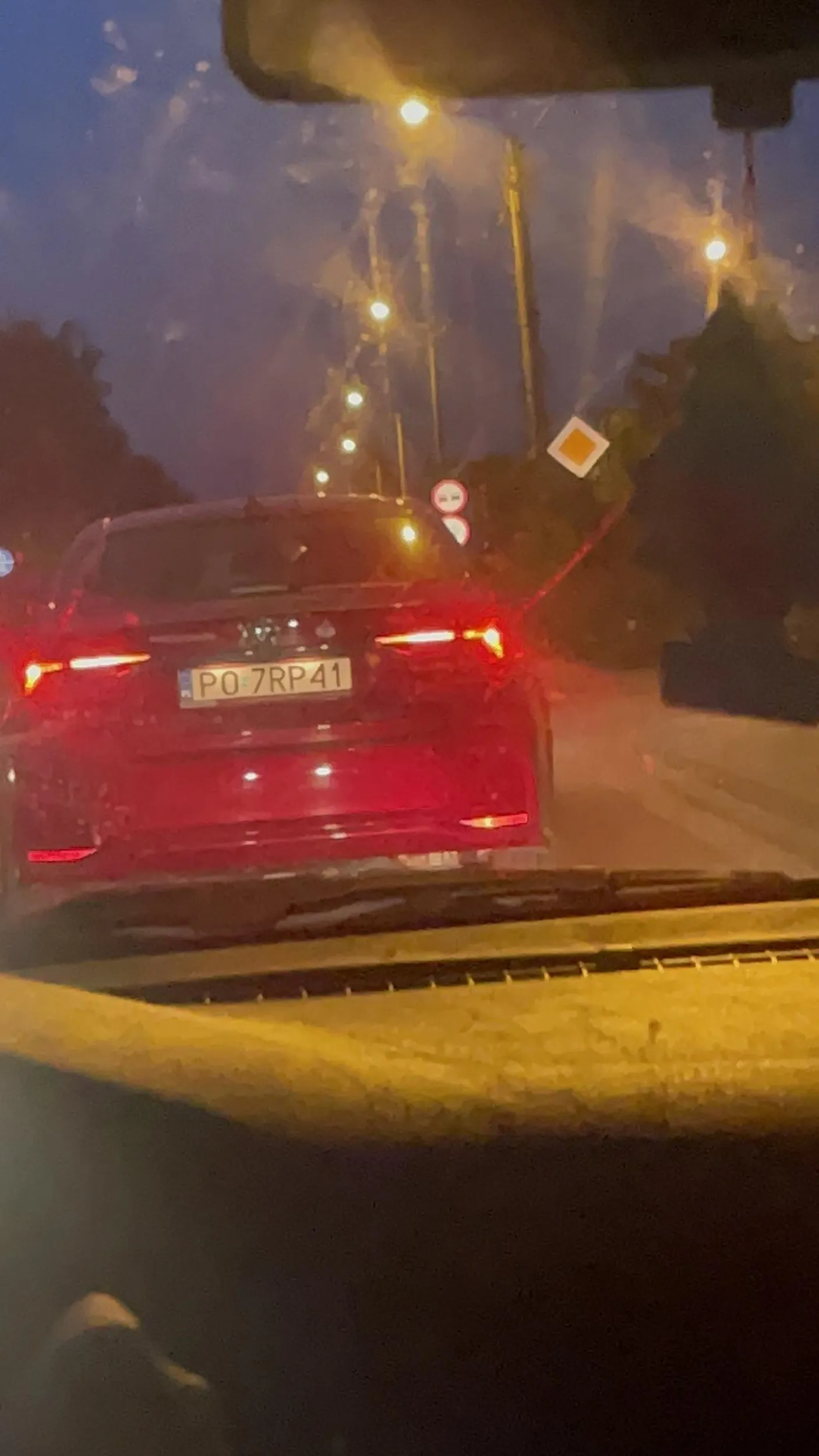 Stwarza zagrożenie na drodze, zatrzymuje się na środku skrzyżowania mimo zielonego światła, jedzie 20 km/h przez zabudowany i hamuje bez przyczyny