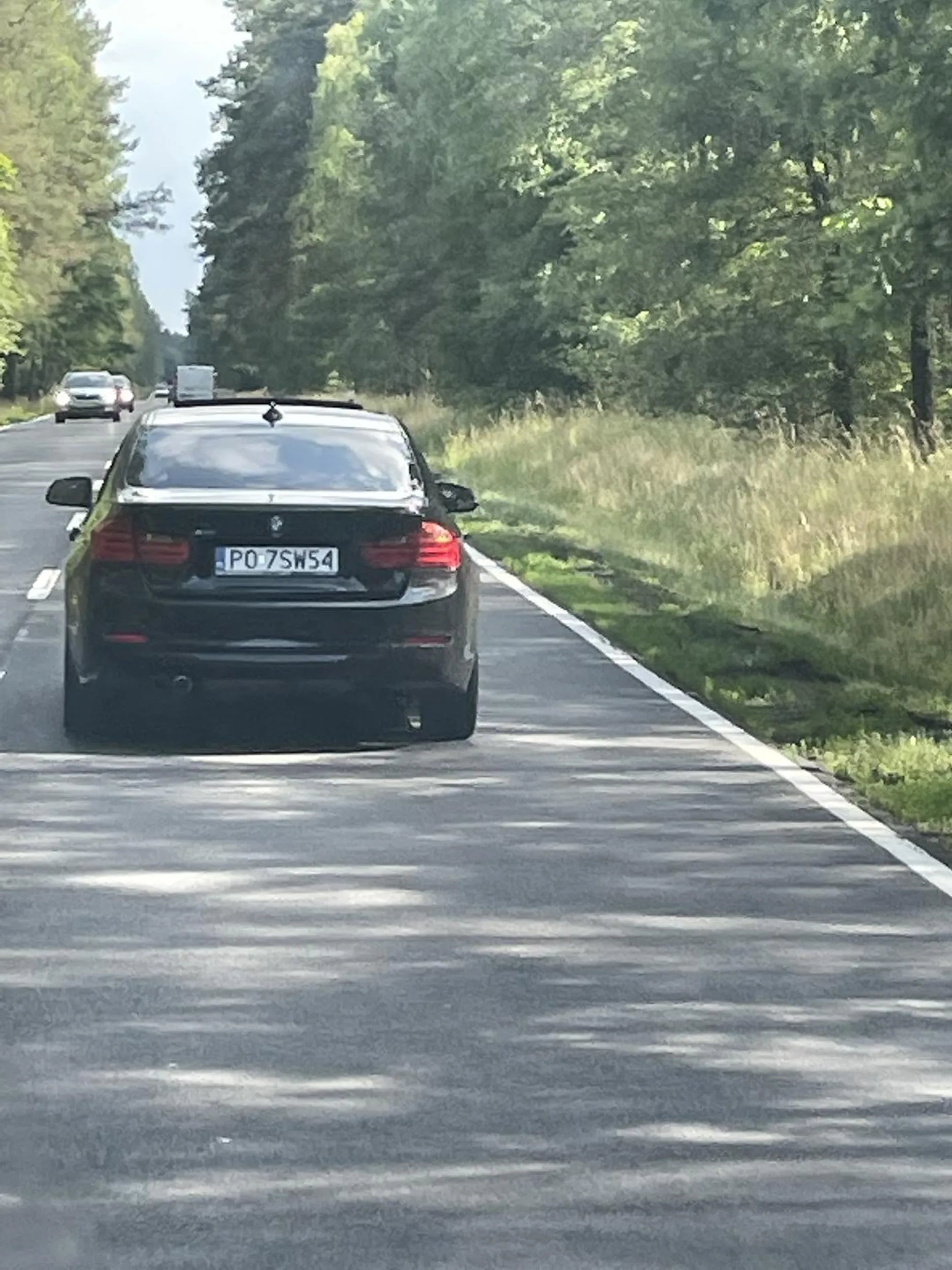 Wielki pan z BMW widzi ze wyprzedzam tira podjeżdża mi pod zderzak potem wyprzedzając mnie gwałtownie hamuje przed moją maską