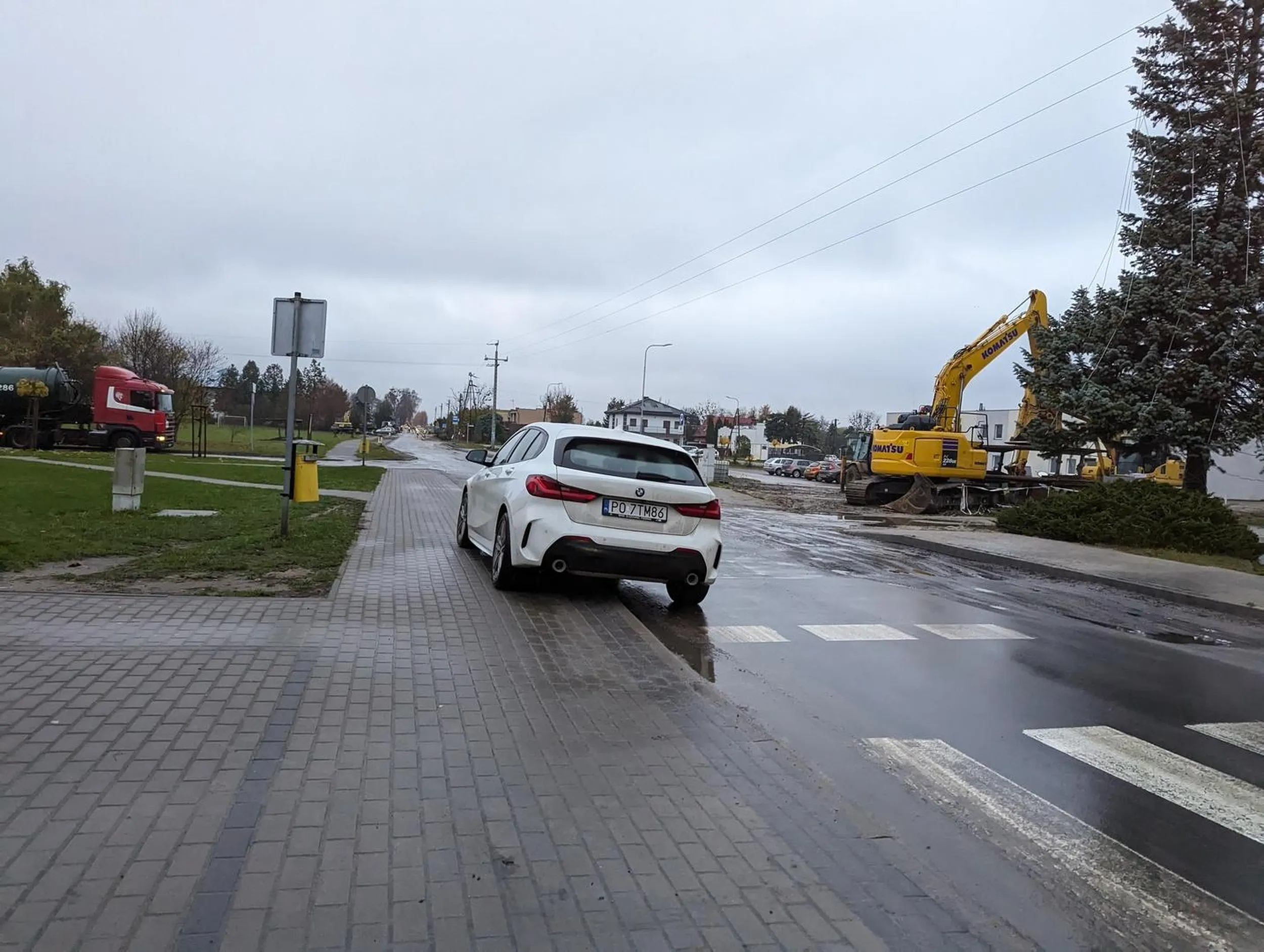 Razem z samochodem ameba dostała przyzwolenie na takie parkowanie. Obok parking na 50 samochodów osobowych