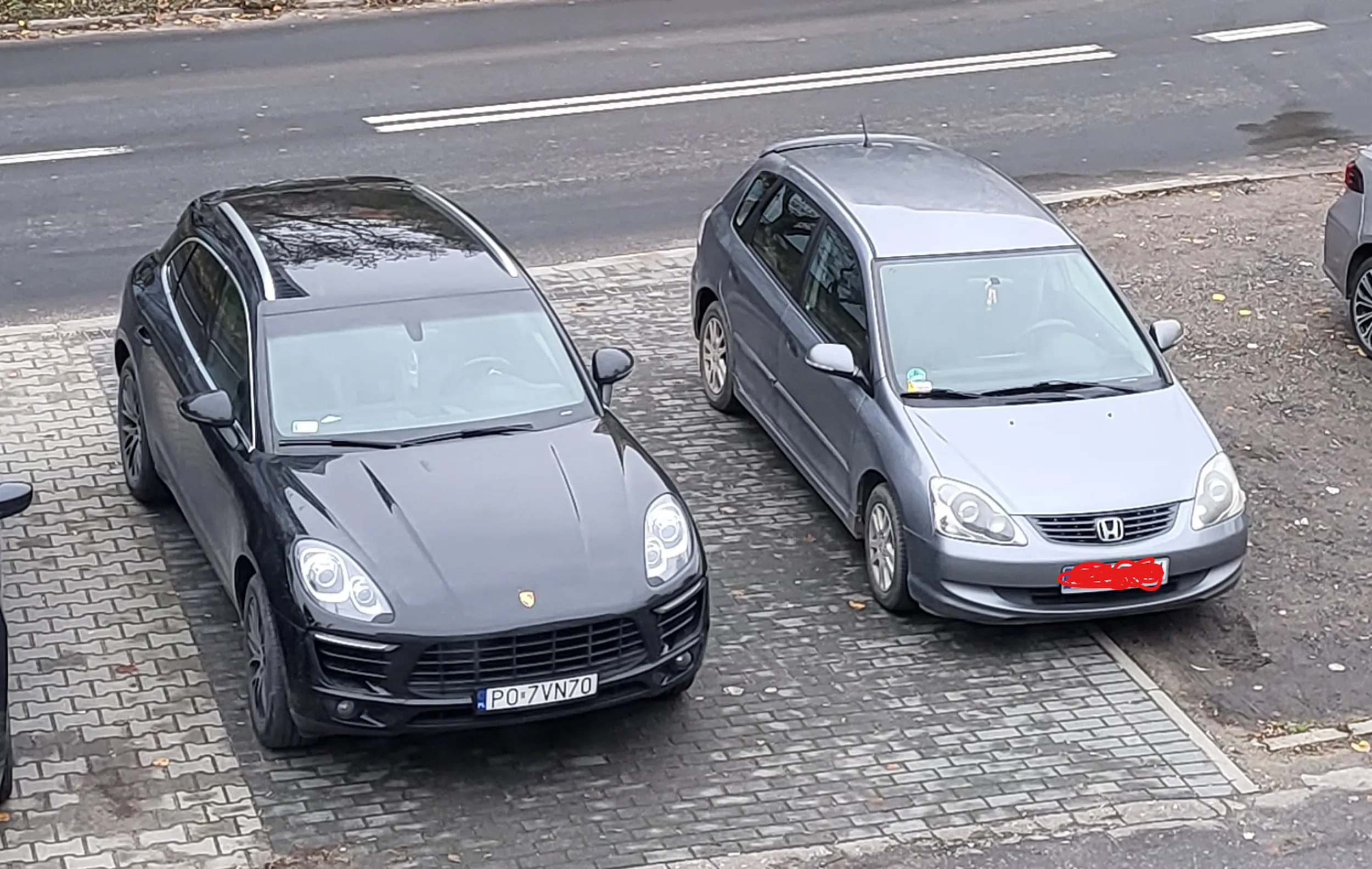 Kapusta, kabluje do SM na wszystkich którzy tylko tkną kołami jego miejsce parkingowe (pseudo wjazd na posesję). Oczywiście sam ma przepisy w nosie bo ma Porsche