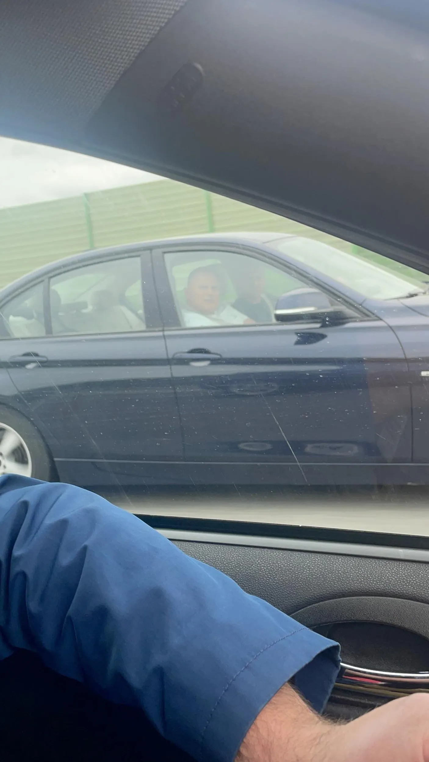 Kretyn zajeżdża drogę.Po normalnym wyorzedzaniu ciężarówki „ bo mu się spieszy „ same gesty mówią za siebie po wyhamowaniu mnie i ponownym wyprzedzeniu