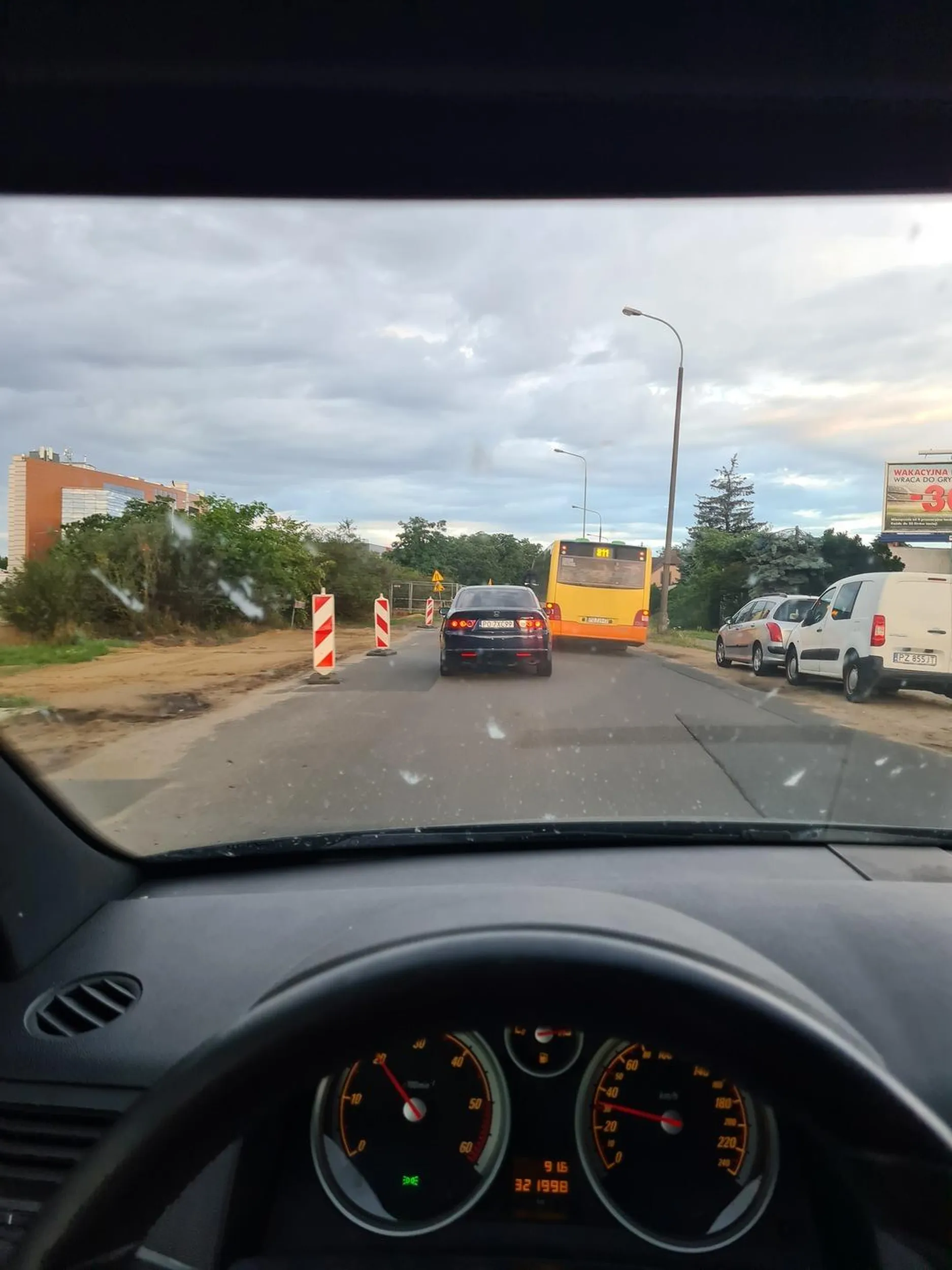 Piesek za kierownicą ma smutne życie i stara sie nadrobić na drodze, ale nawet to mu nie wychodzi. Nie dosc, ze brzydki to jeszcze biedny i zjeb do tego. Z takimi tylko jechać?