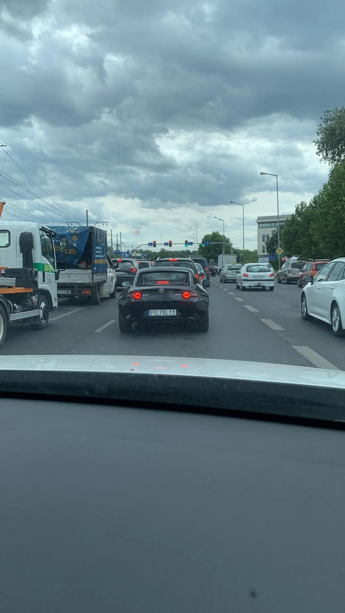 Pani która kieruje mazda mx-5 pije alkohol podczas jazdy (jack daniels) wyprzedza na lini ciągłej oraz rusza na czerwonym świetle