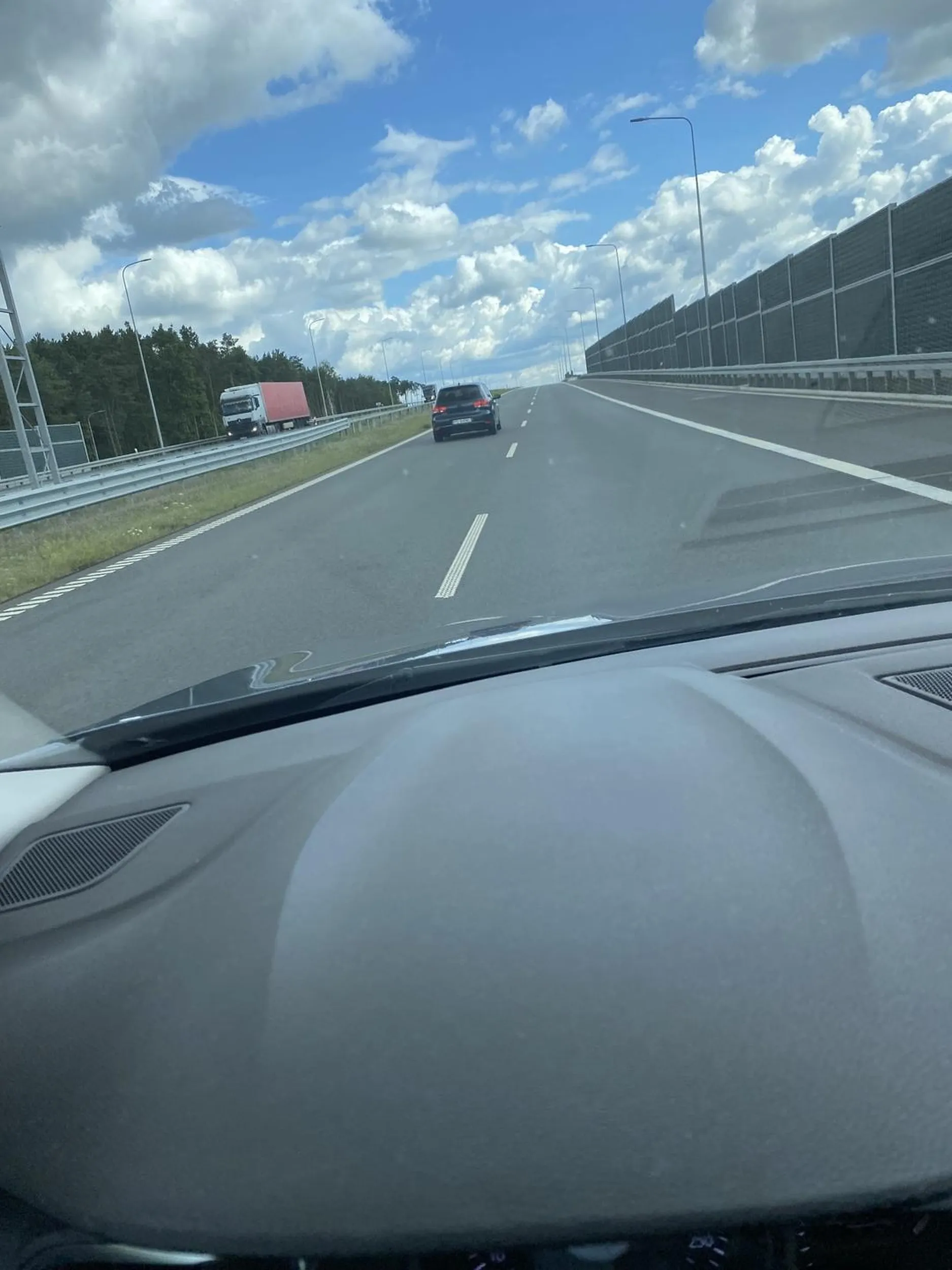 Proponuję, aby nauczyć się i wpoić dogłębnie, że lewy pas służy do wyprzedzania, a prawy służy do ciągłej jazdy, a NIE ODWROTNIE!!!