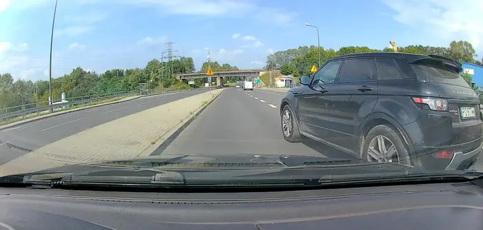 Uprzejmie proszę o korzystanie z lusterek i niezajmowanie się czymś innym, bo brakowało centymetrów i by mnie Pan zepchnął z drogi (edit + zdj)