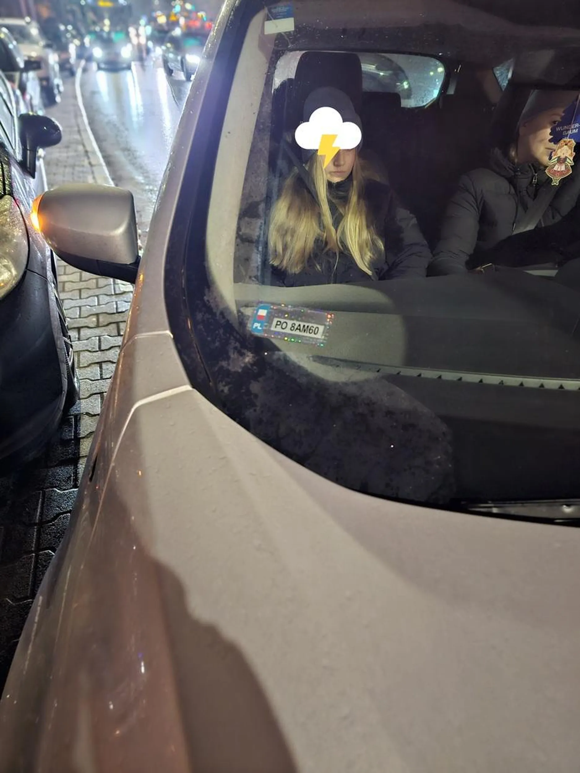 Pani strasznie agresywna, uderzyła mnie samochodem gdy stałam na parkingu i wyzywała od bezrobotnych. Polecam na przyszłość uspokoić się zanim zrobi Pani komuś większą krzywdę