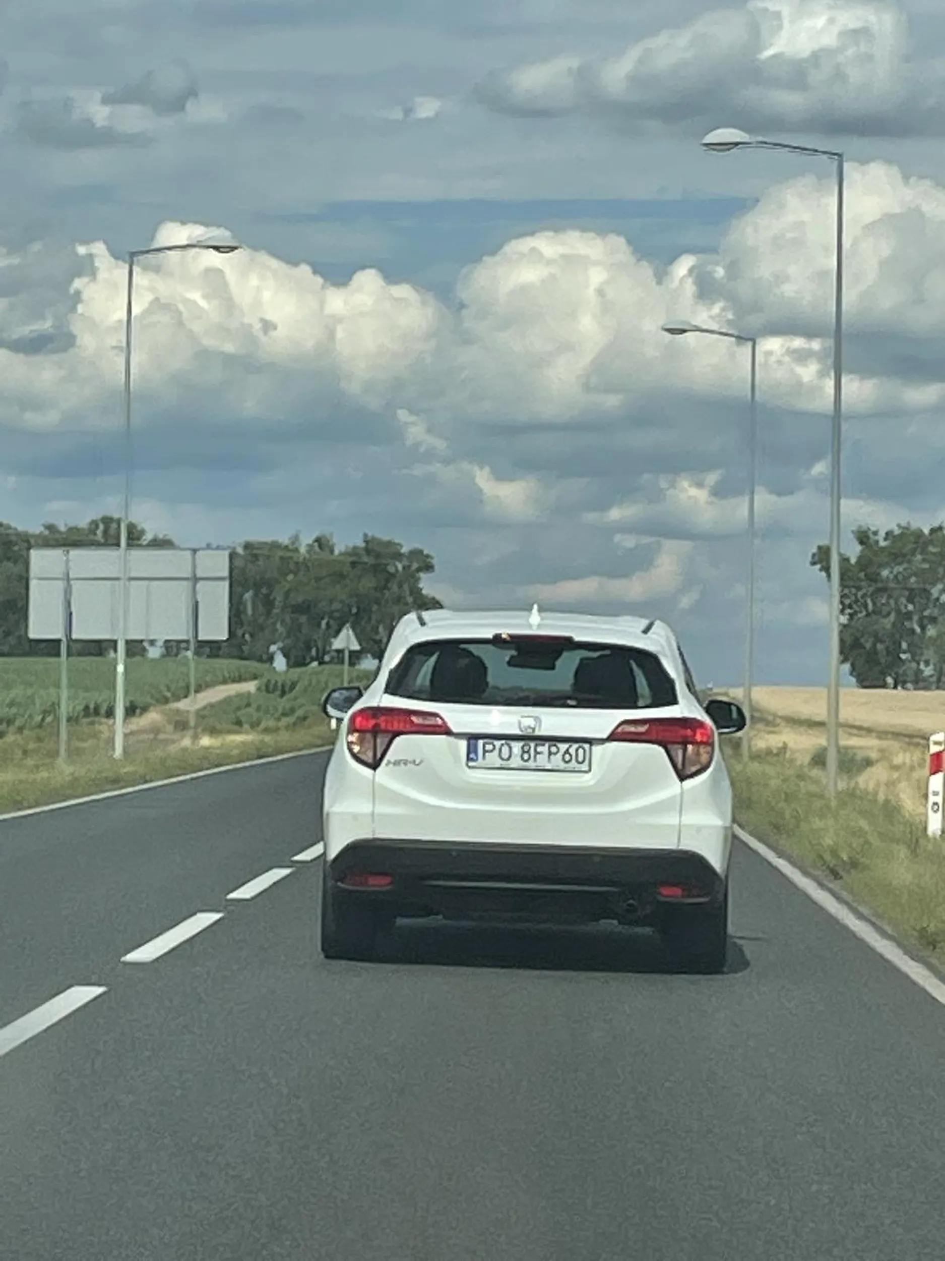 Jedzie 60 na godzinę i wpierdala się na rondzie