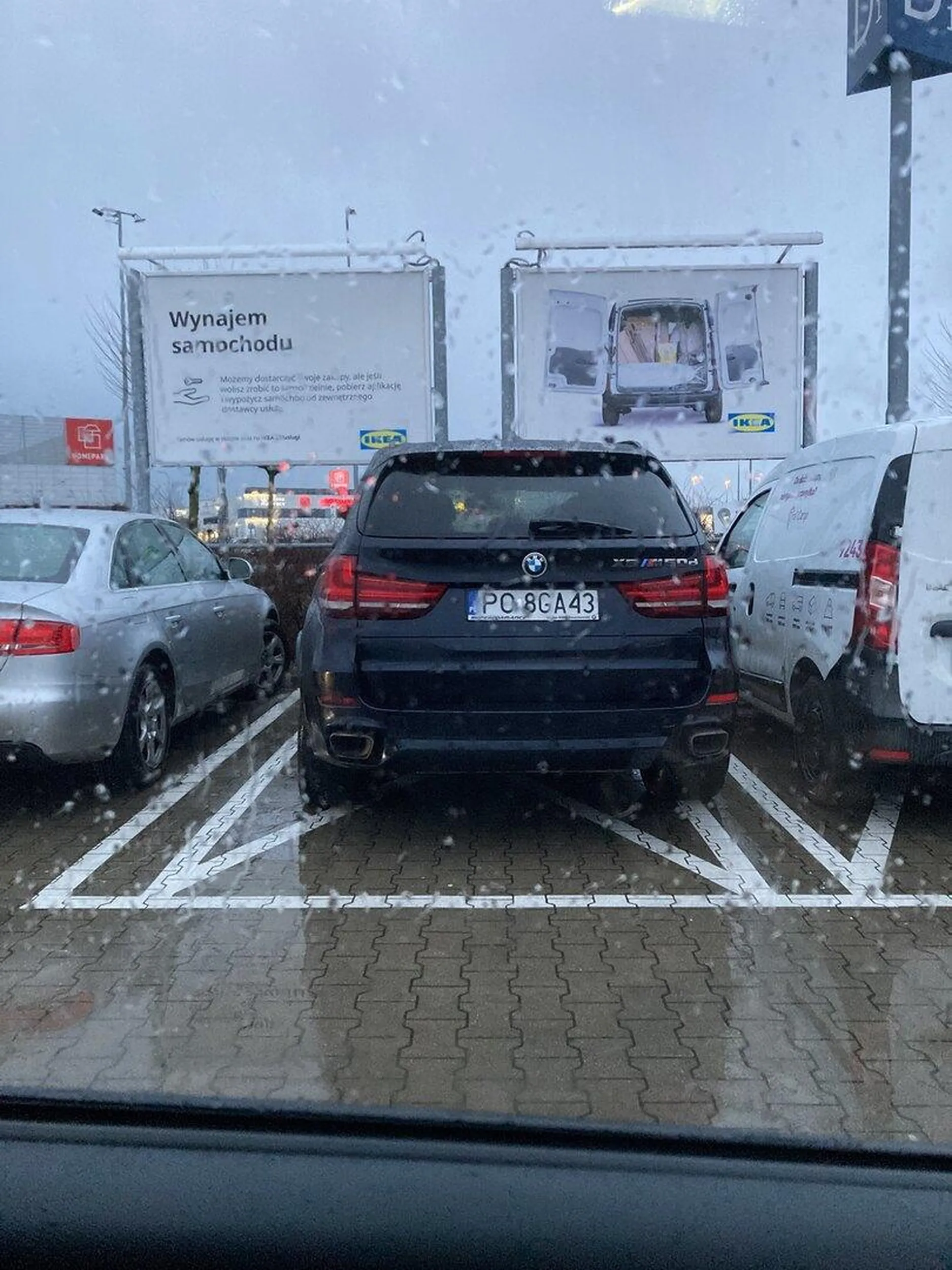 Ameba umysłowa, nie dość, że zajmuje miejsce cargo Traficar pod IKEA, to jeszcze nie umie w nie prosto wjechać.
